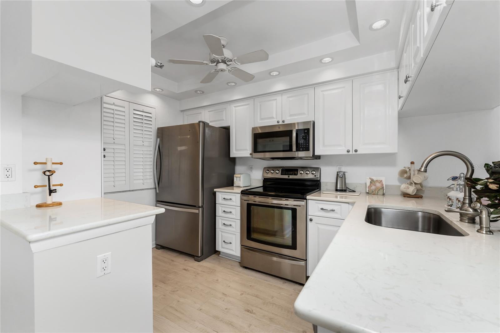 Listing photo id 0 for 1551 Beach Road 204