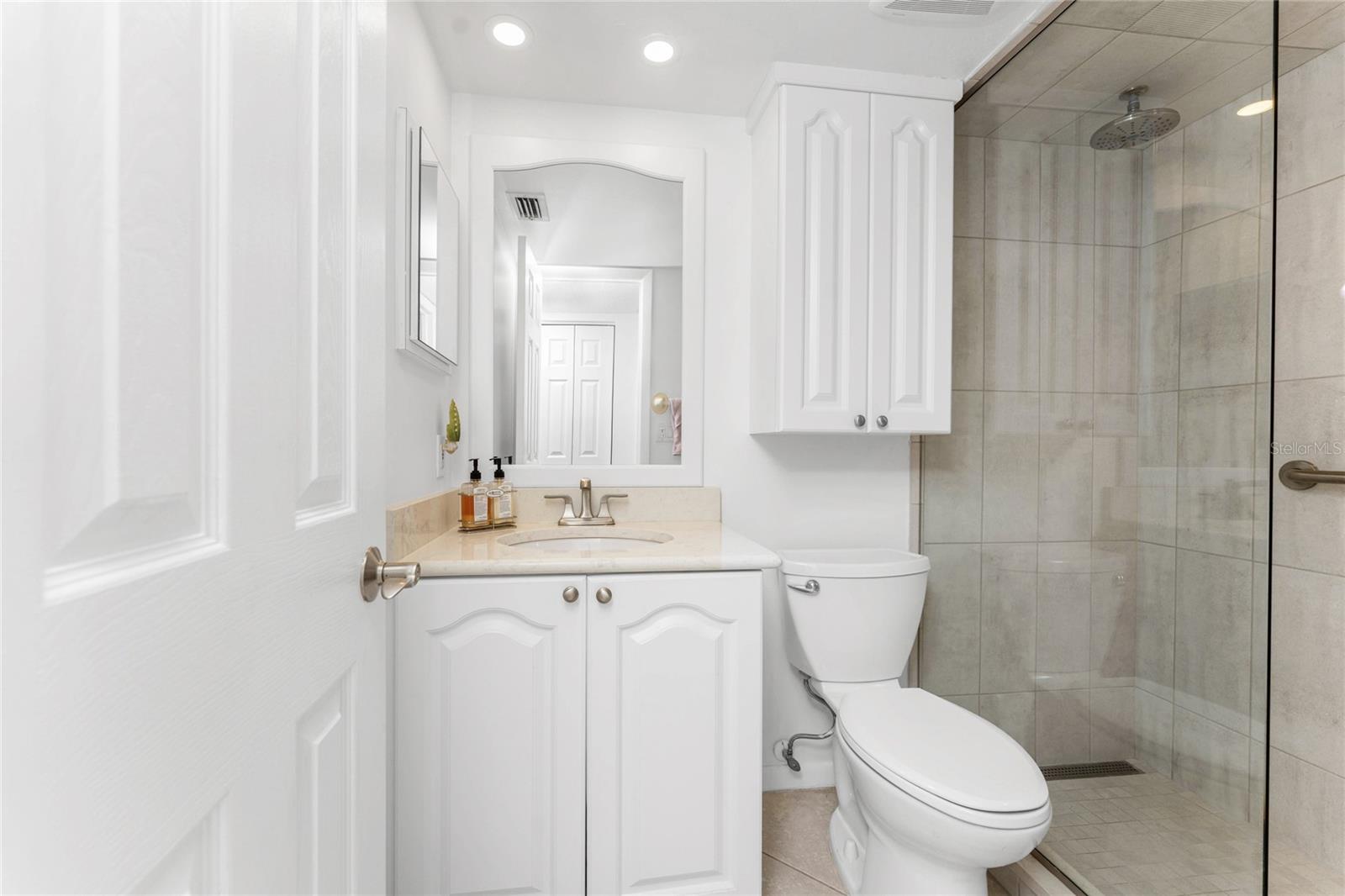 Listing photo id 19 for 1551 Beach Road 204