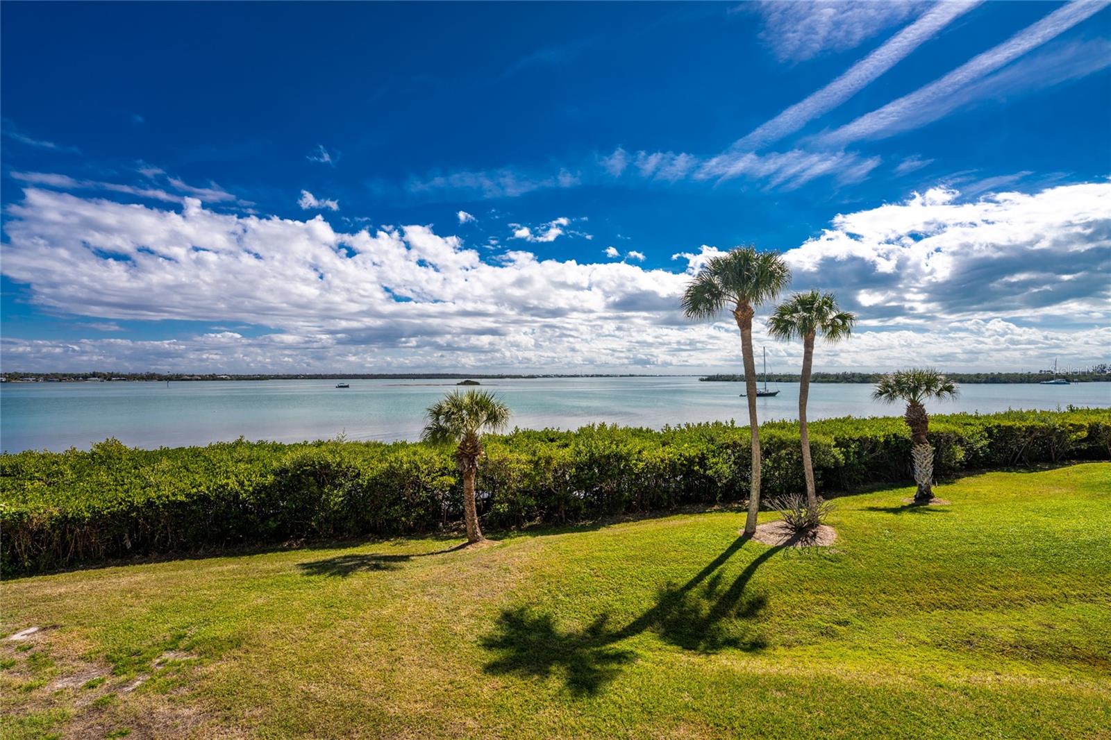 Listing photo id 25 for 1551 Beach Road 204