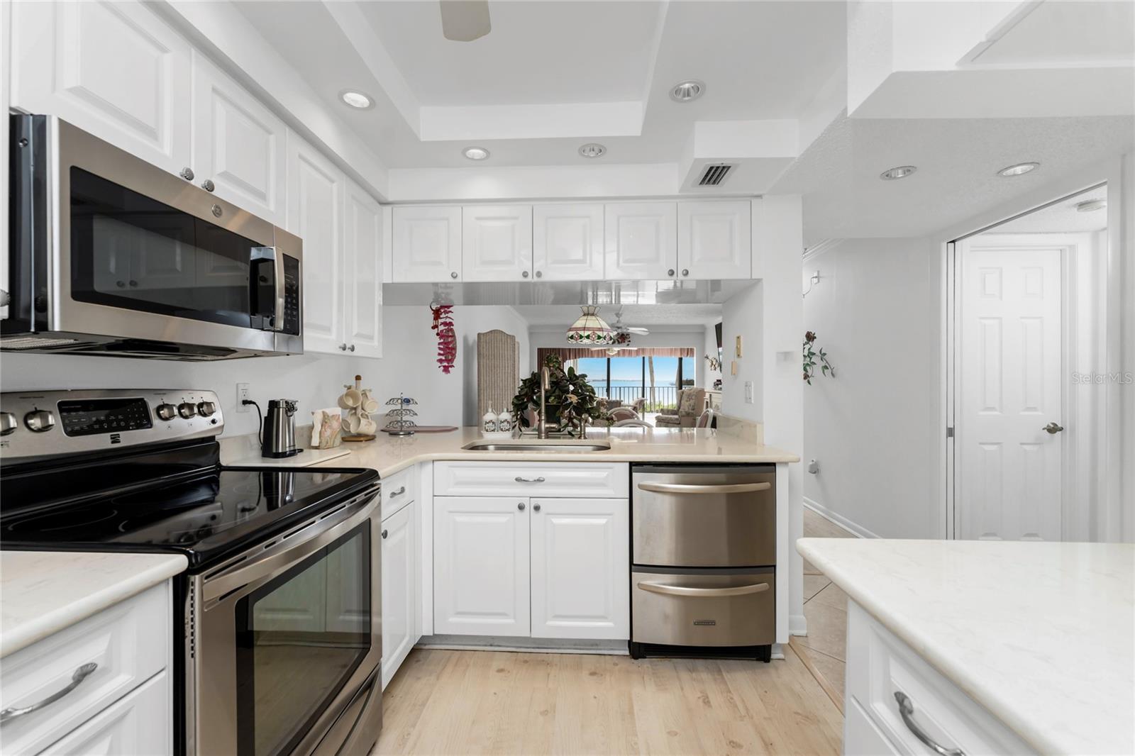 Listing photo id 1 for 1551 Beach Road 204