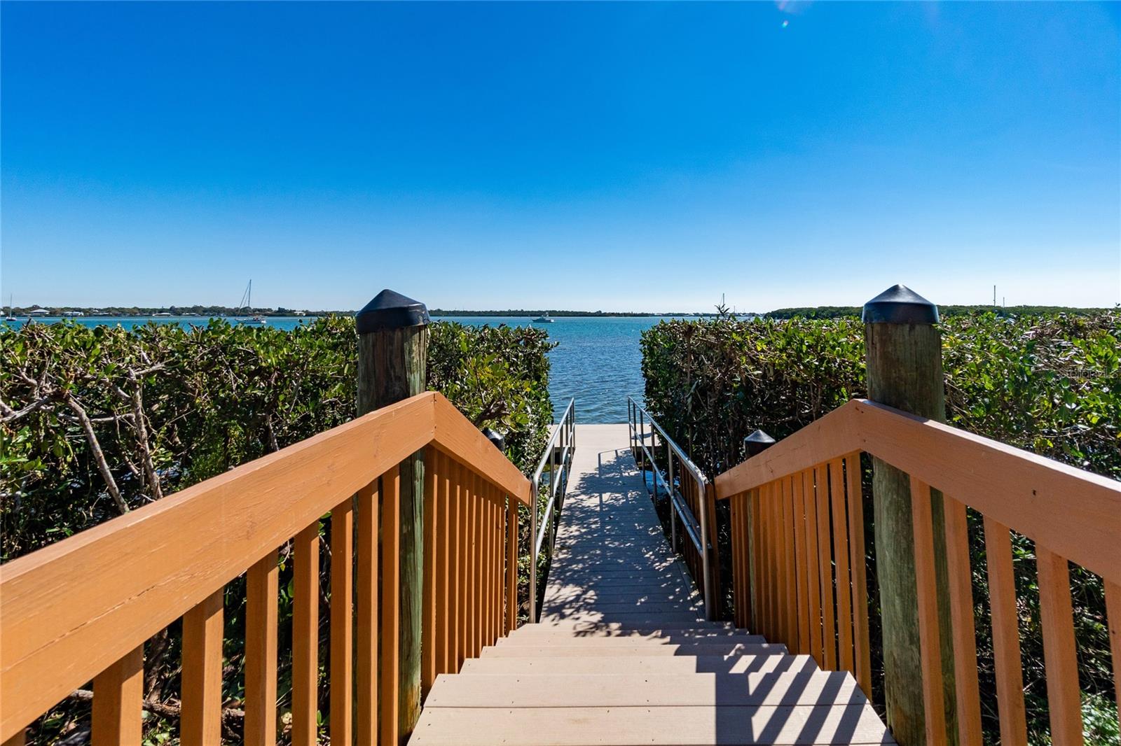 Listing photo id 29 for 1551 Beach Road 204