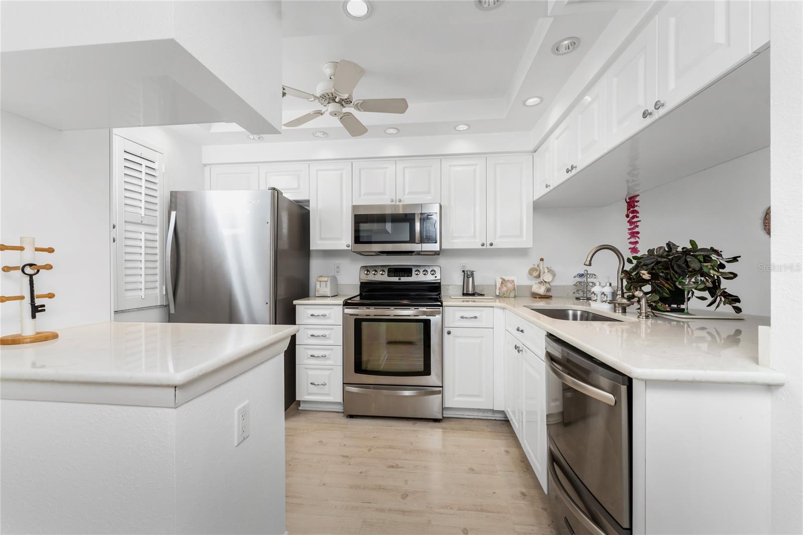 Listing photo id 4 for 1551 Beach Road 204