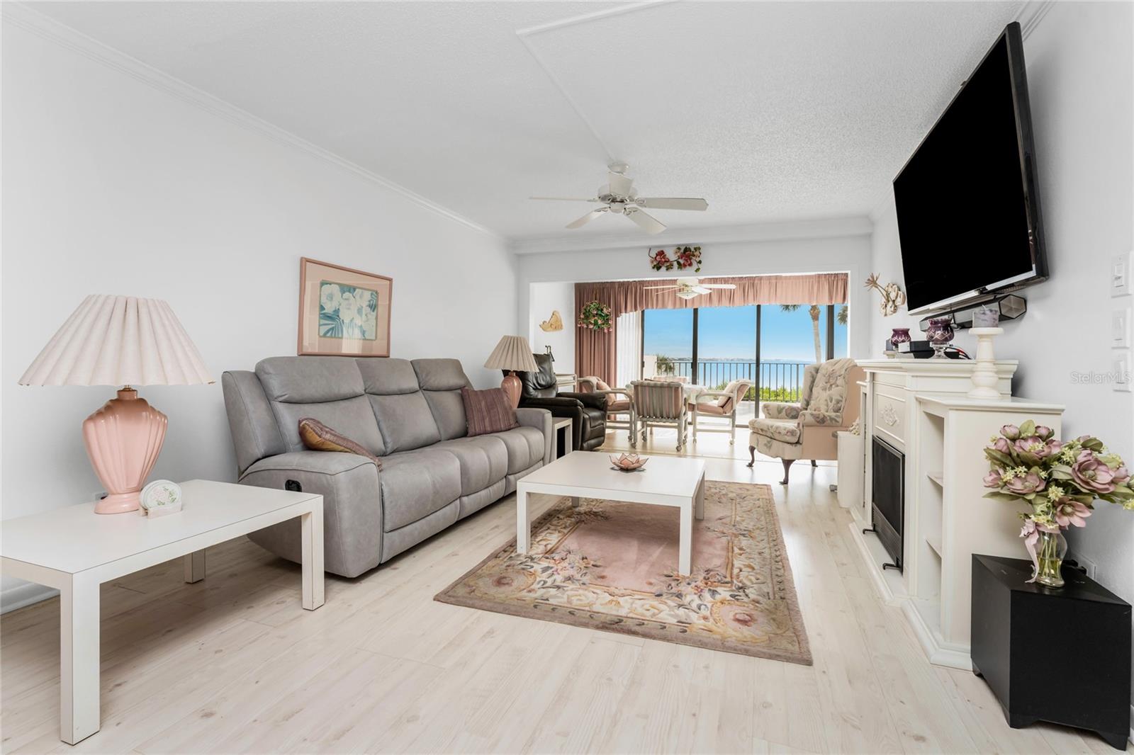 Listing photo id 5 for 1551 Beach Road 204