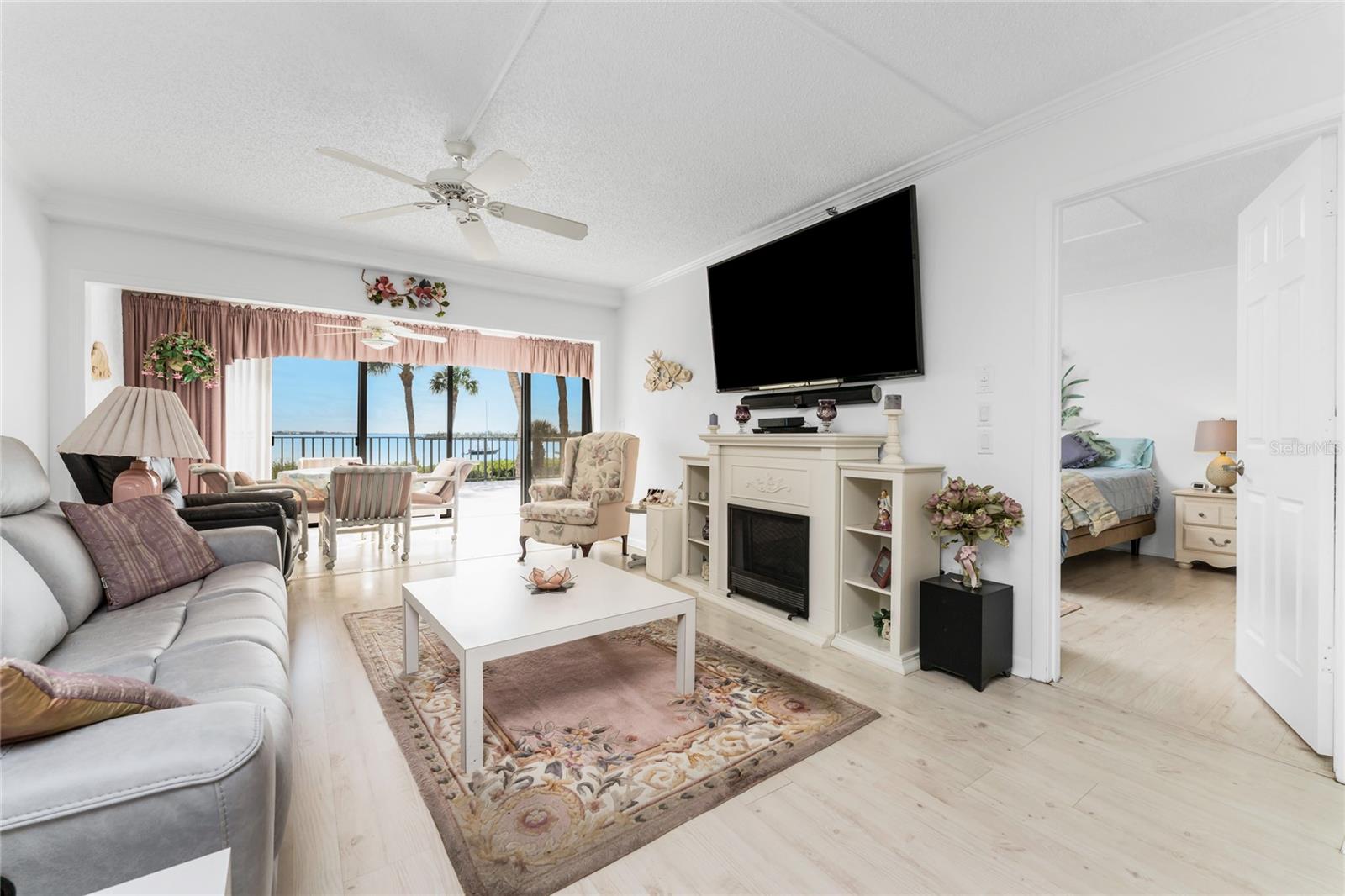 Listing photo id 6 for 1551 Beach Road 204