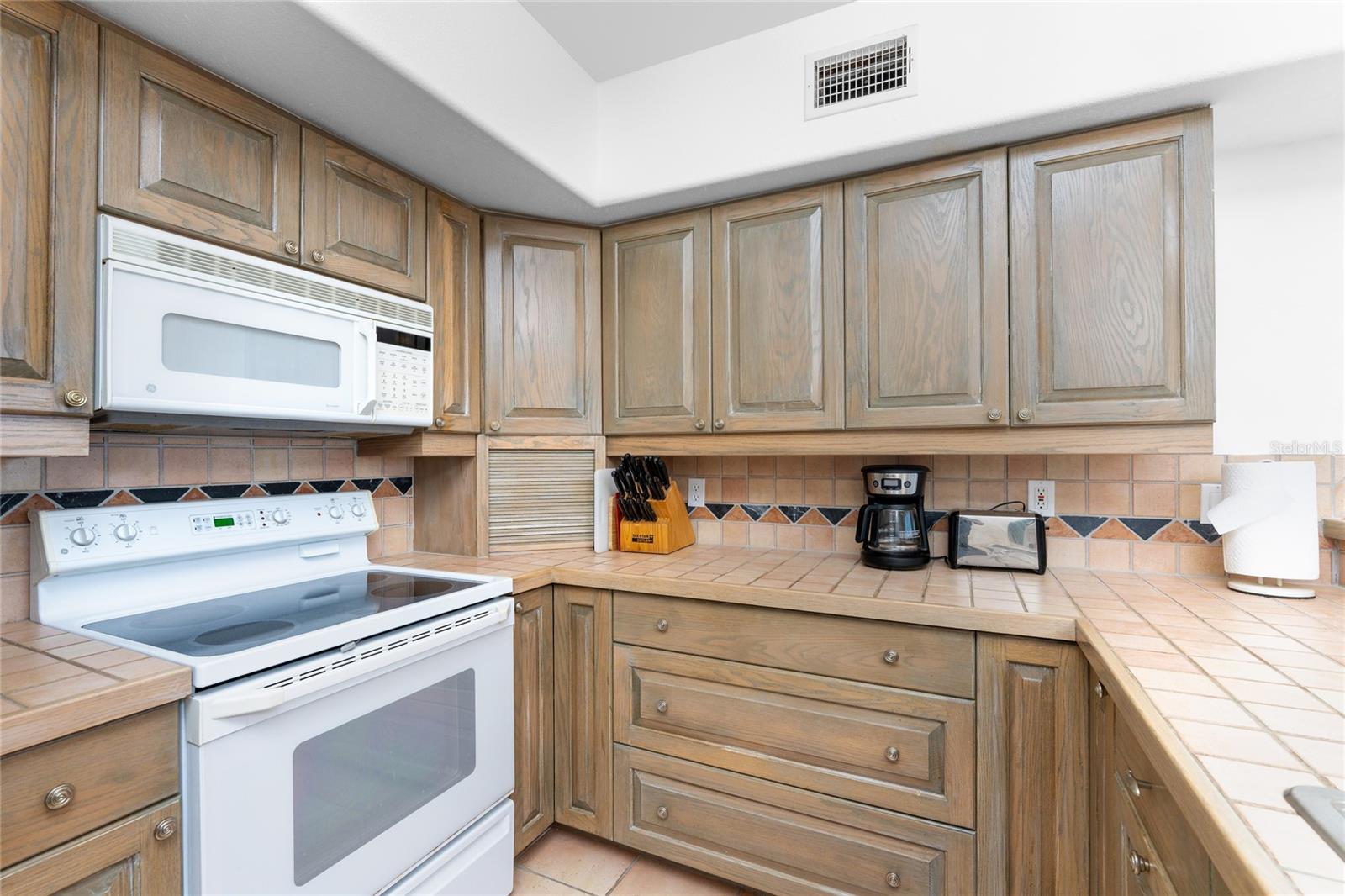 Image 24 of 68 For 1400 Beach Road 1