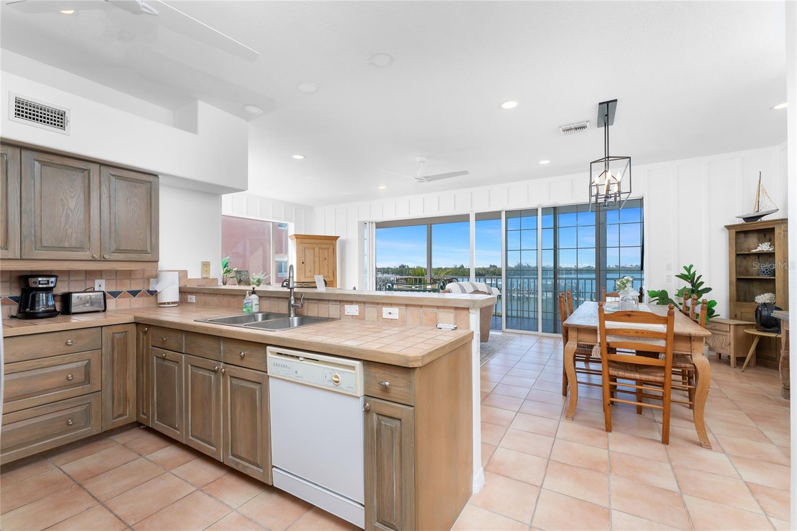 Image 5 of 68 For 1400 Beach Road 1