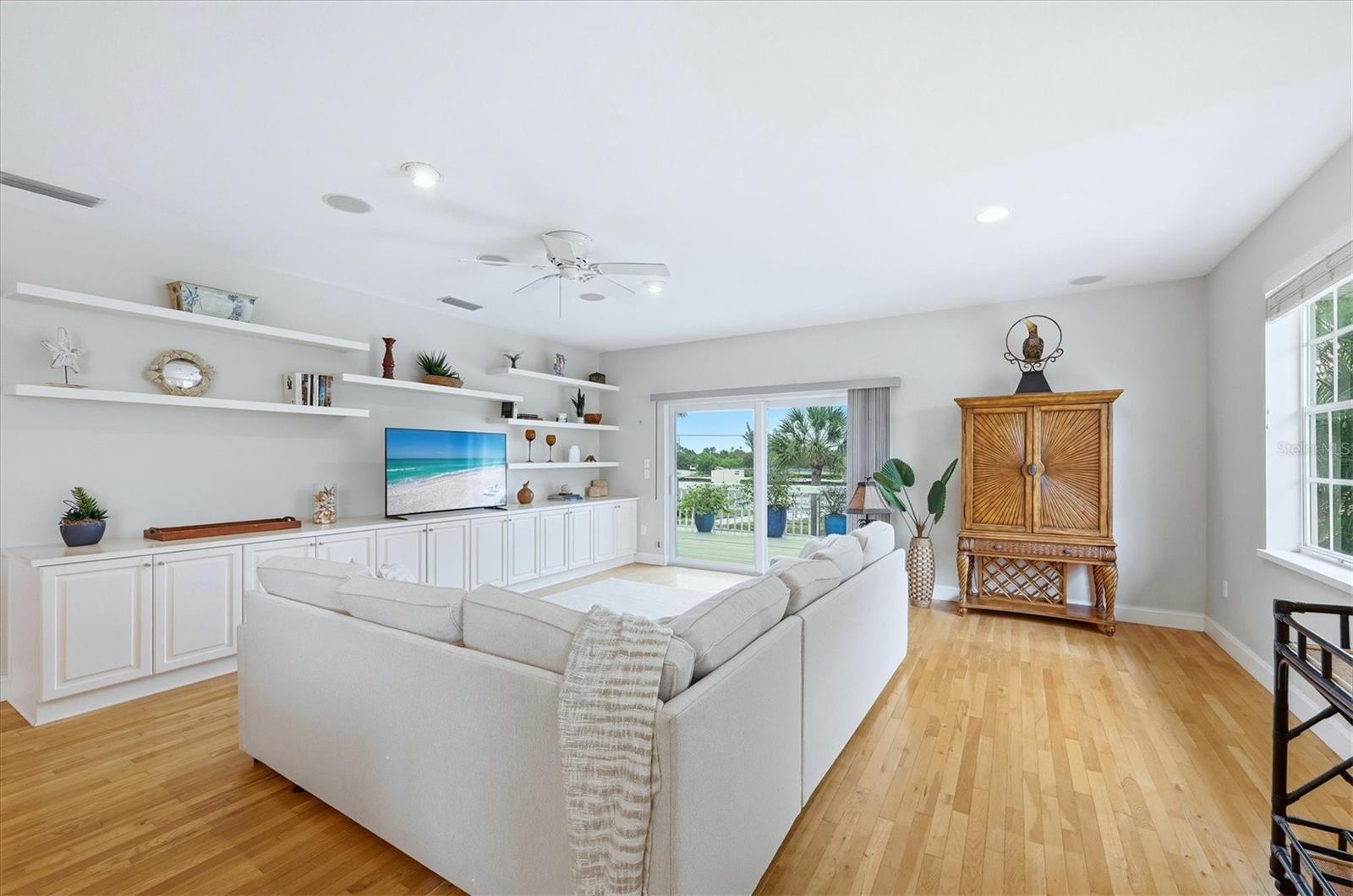 Image 10 of 47 For 281 Seabreeze Court