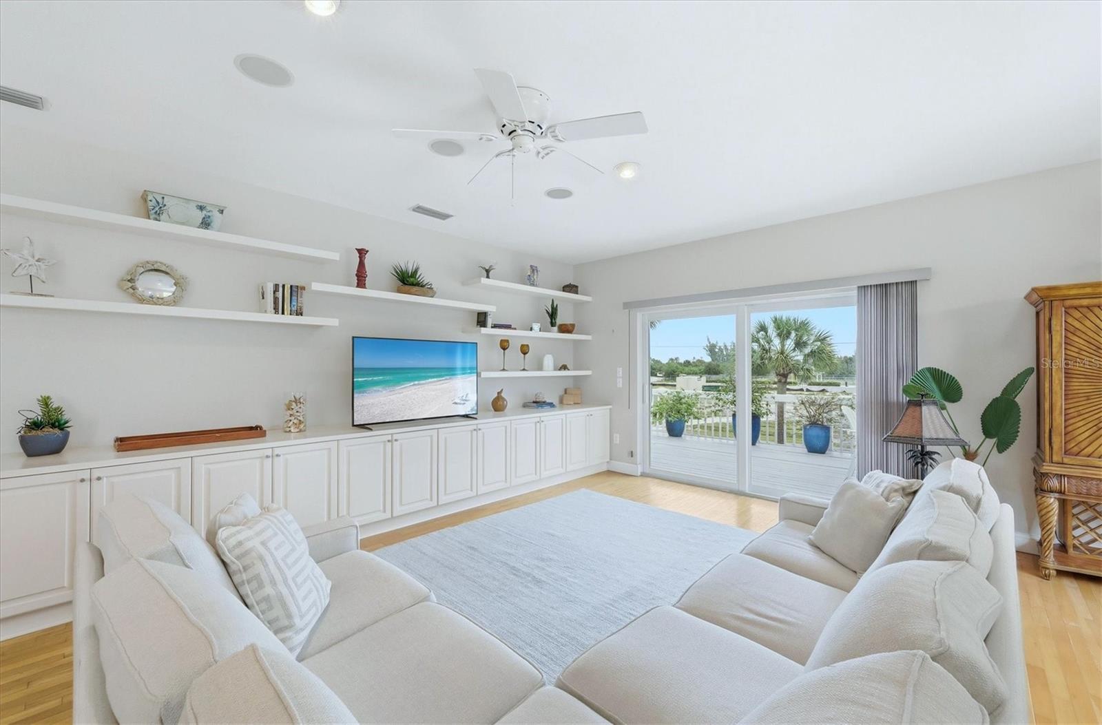 Image 11 of 47 For 281 Seabreeze Court