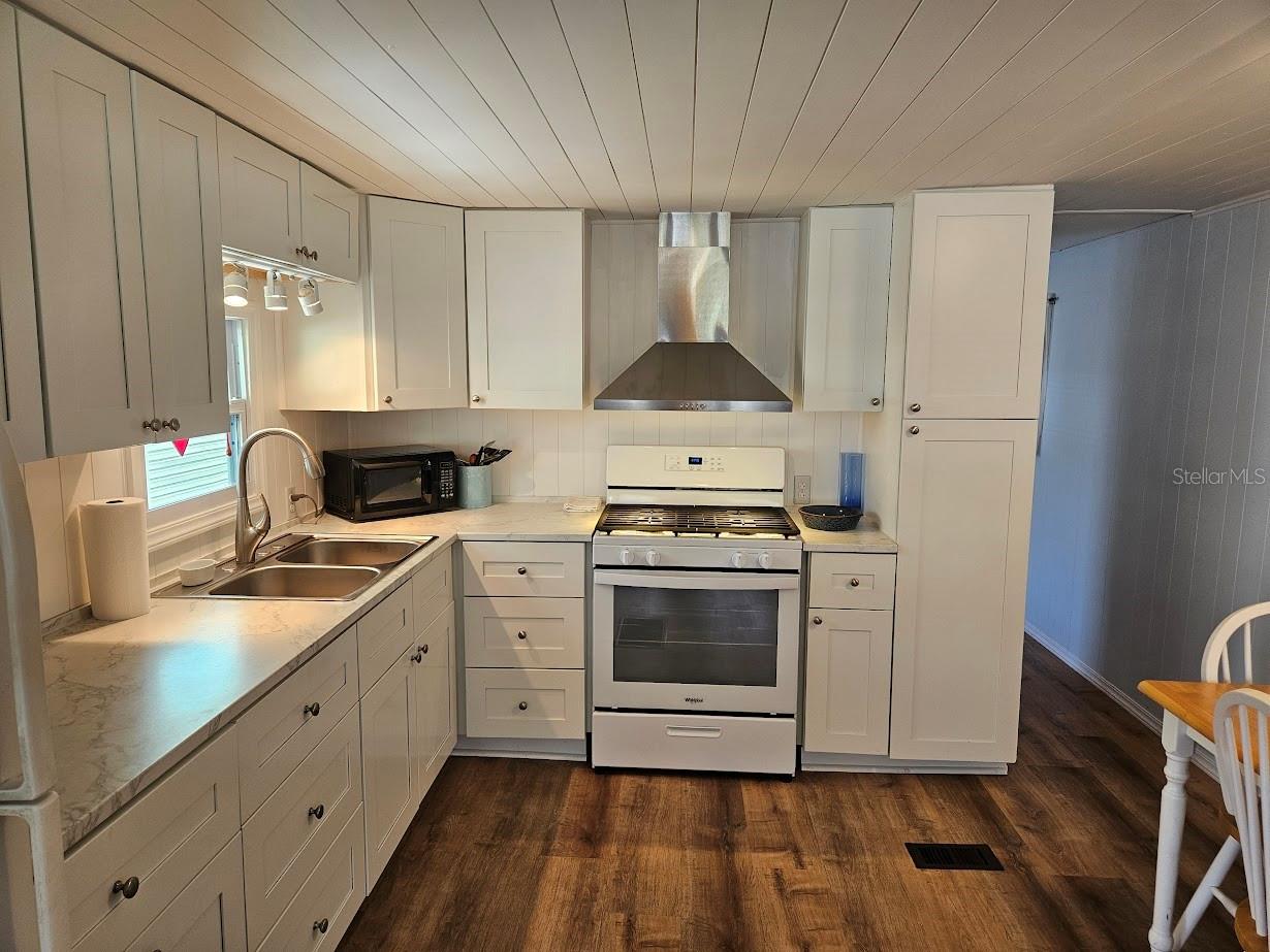 Image 10 of 52 For 1800 Englewood Road 35