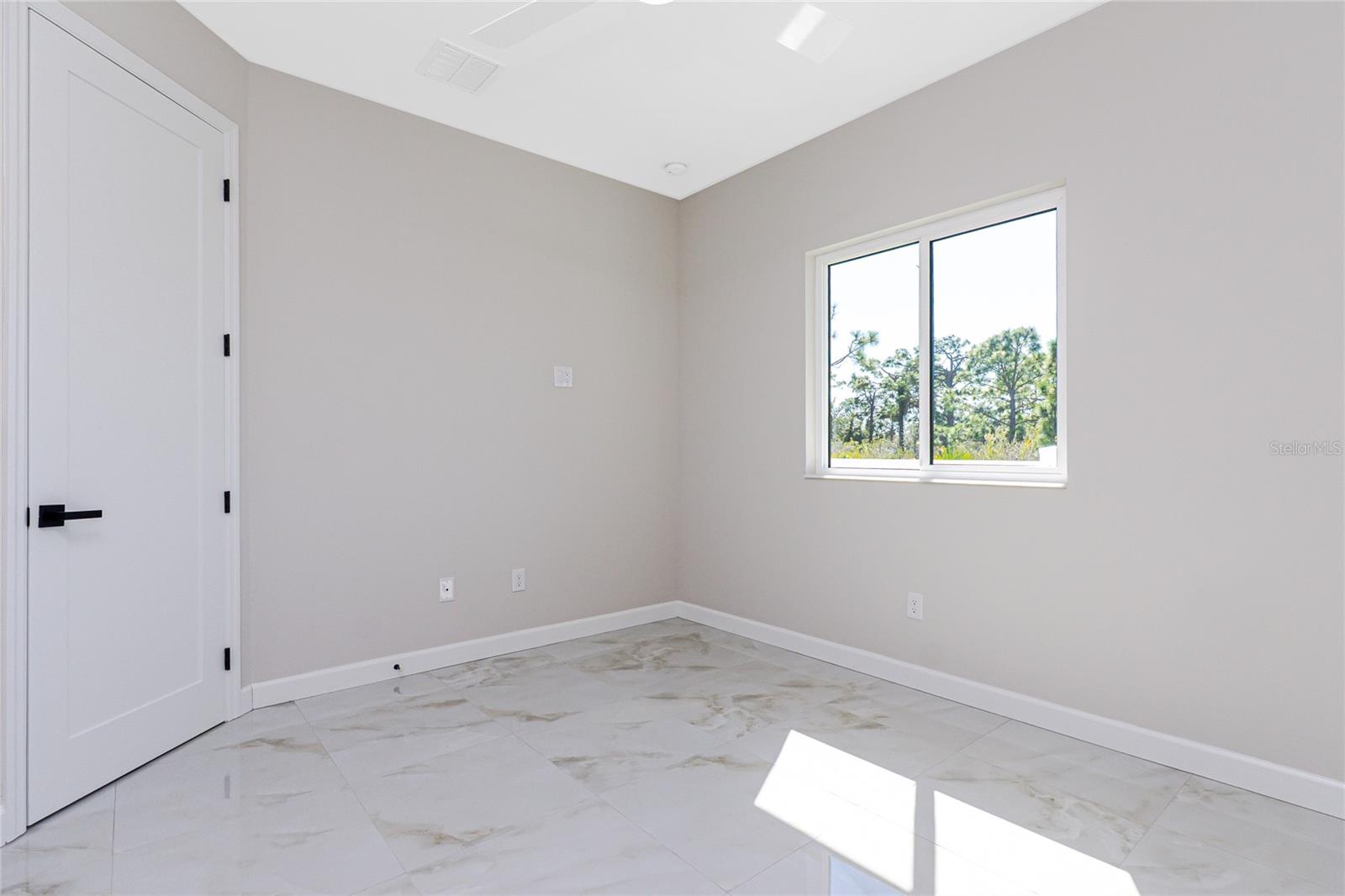 Image 21 of 45 For 242 Brig Circle W