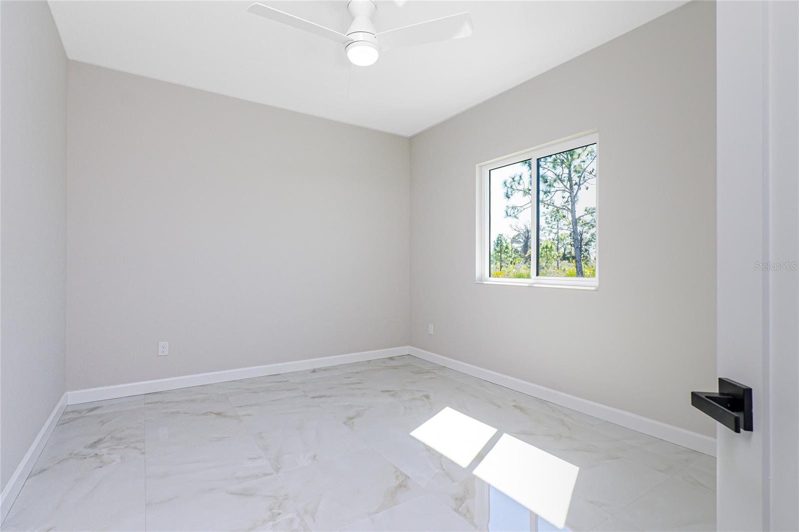 Image 24 of 45 For 242 Brig Circle W