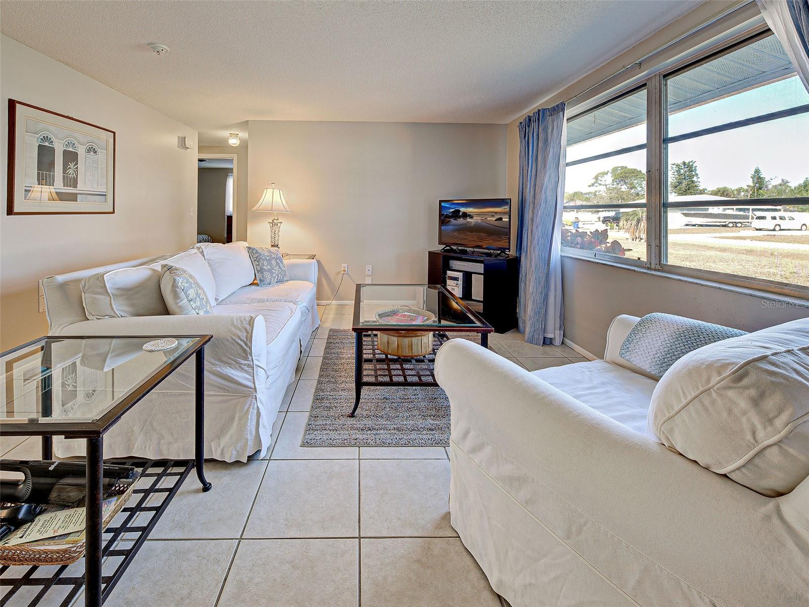 Image 5 of 39 For 1533 Crest Drive