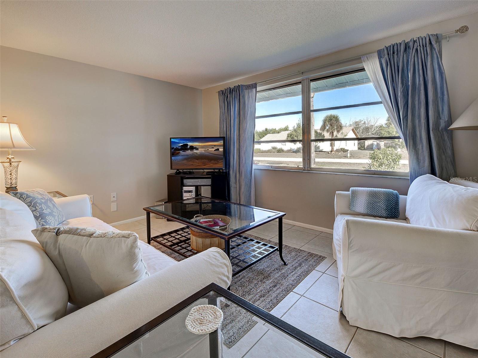 Image 6 of 39 For 1533 Crest Drive