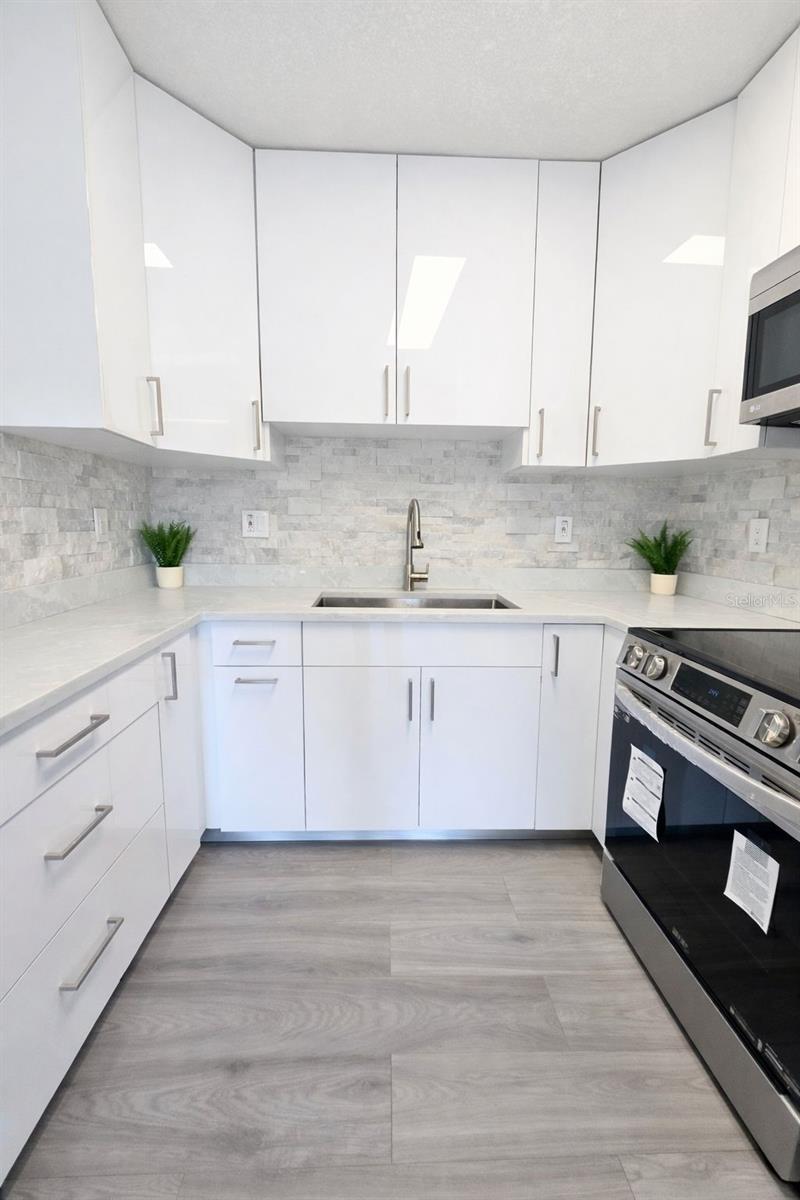 Image 13 of 23 For 6221 37 Th Terrace