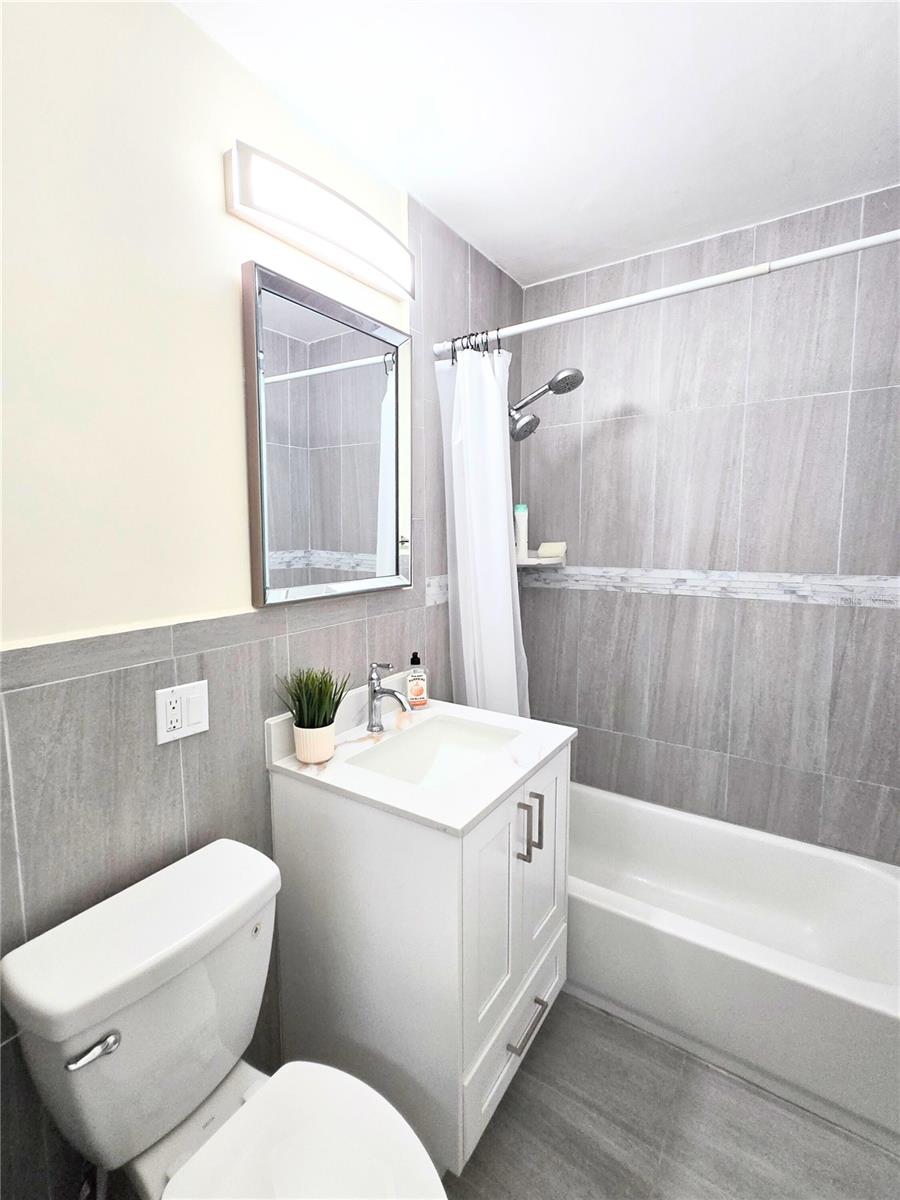 Image 6 of 23 For 6221 37 Th Terrace