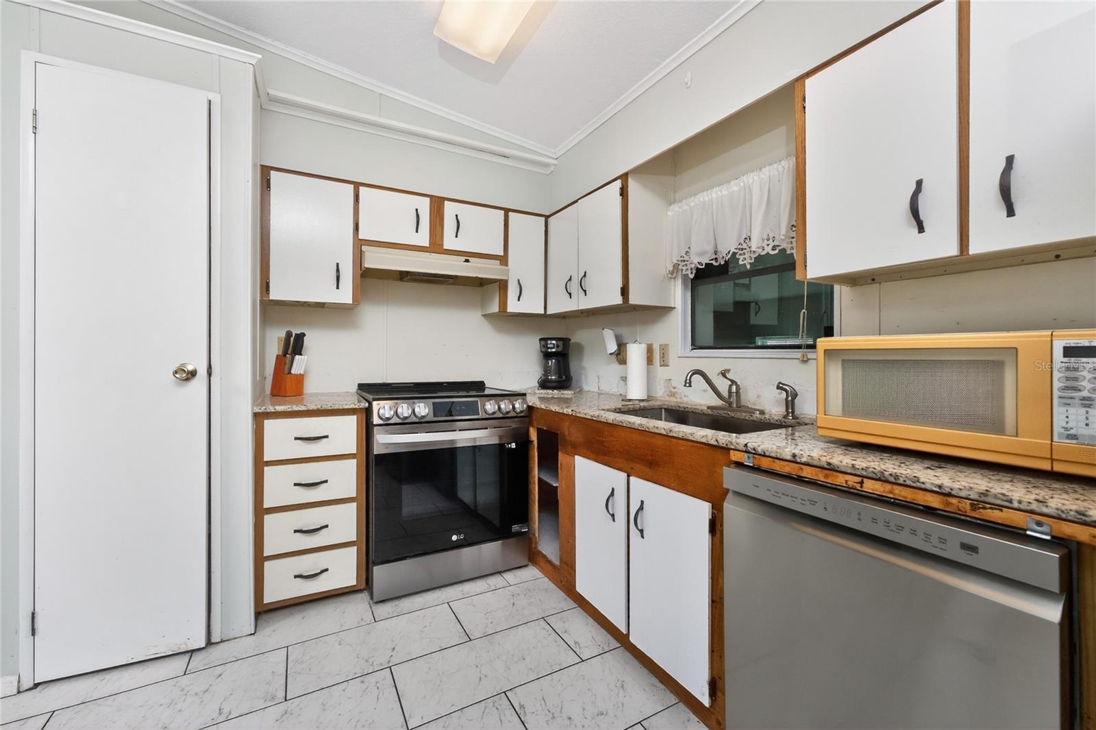 Image 11 of 48 For 6161 Oriole Boulevard