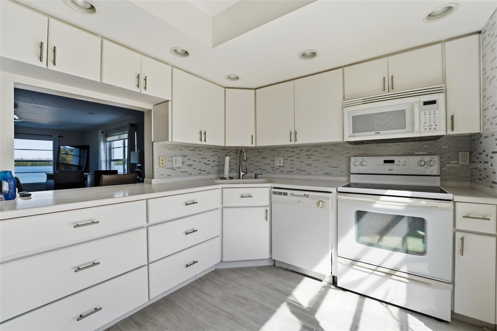 Image 4 of 26 For 4440 Exeter Drive 106