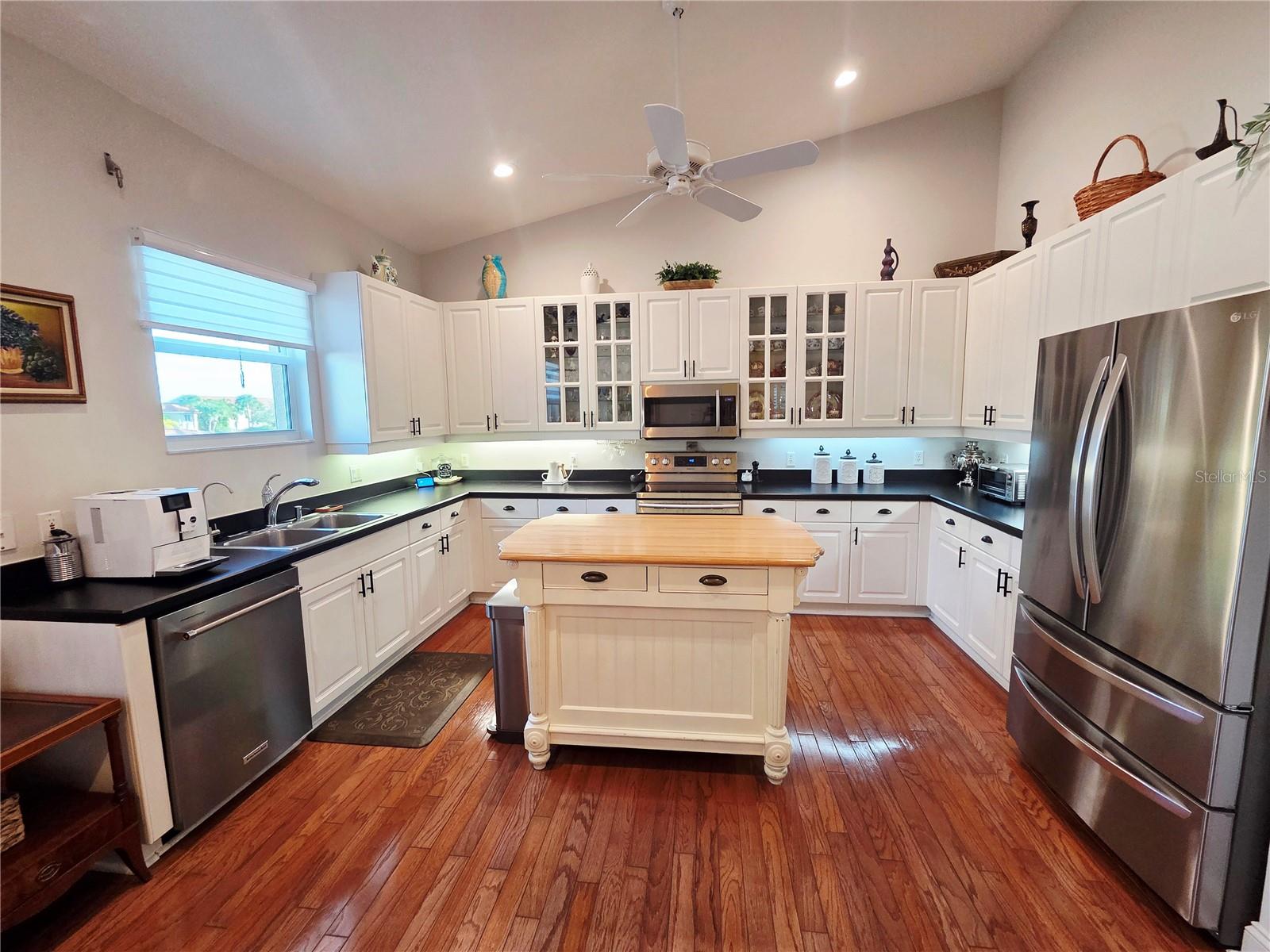 Image 4 of 34 For 6775 Huntington Lakes Circle 202