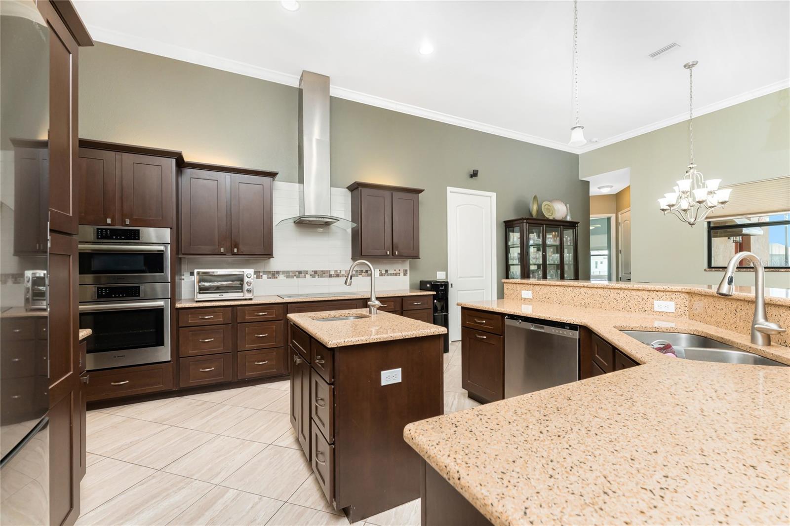 Image 17 of 72 For 174 Rotonda Boulevard E