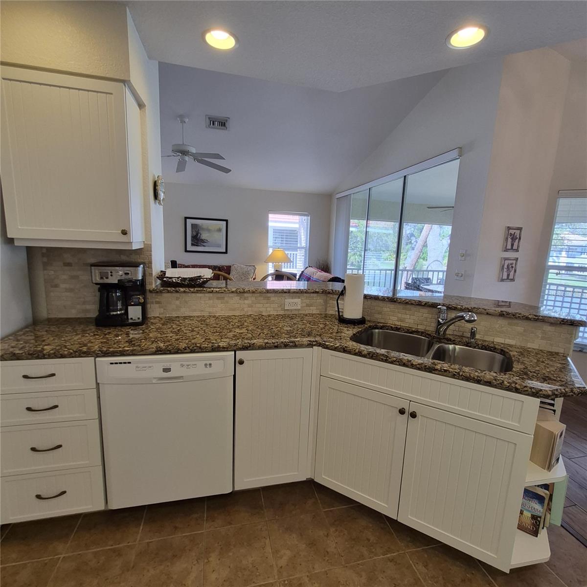 Image 18 of 87 For 14016 Willow Glen Court 212