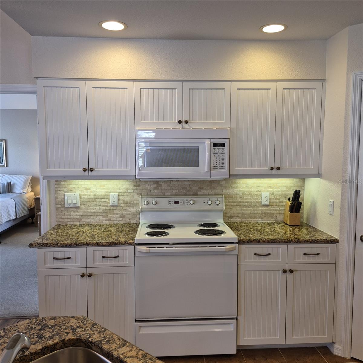 Image 19 of 87 For 14016 Willow Glen Court 212