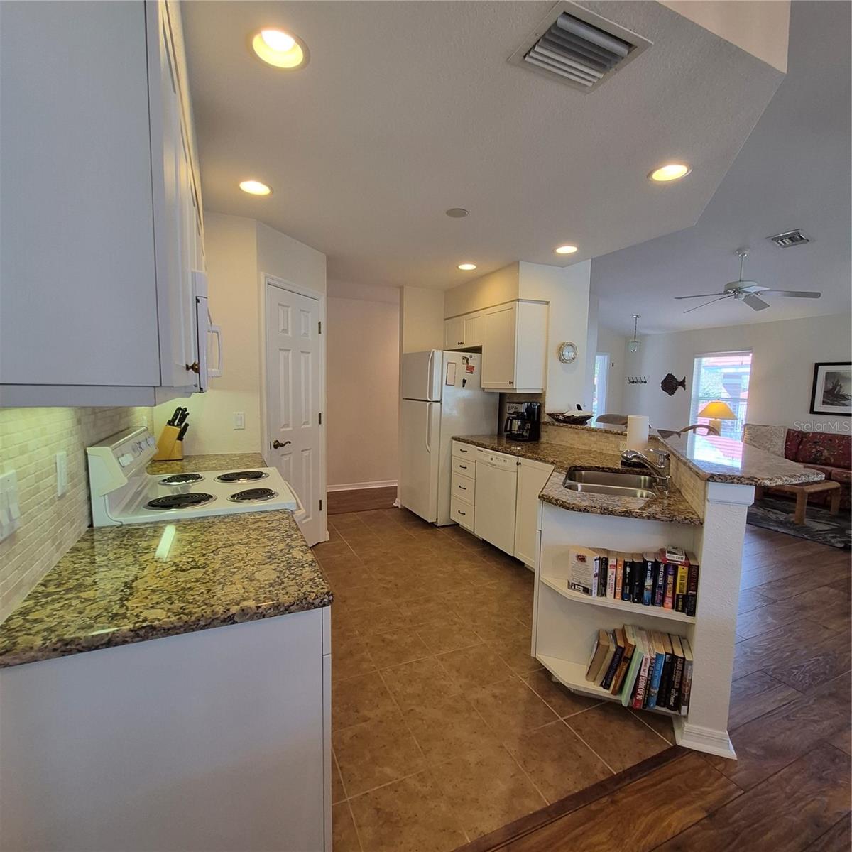 Image 22 of 87 For 14016 Willow Glen Court 212