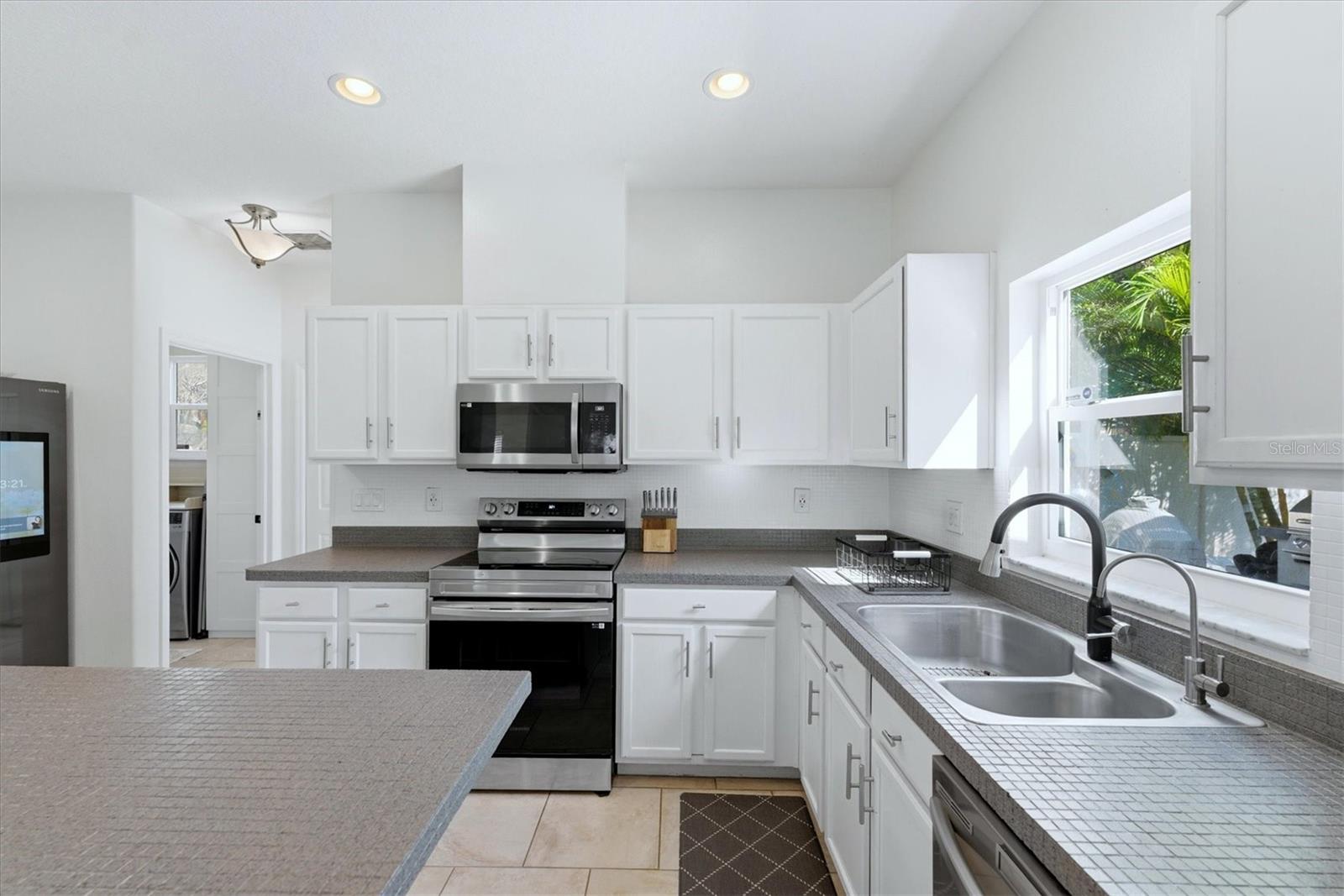 Image 12 of 53 For 236 15th Avenue Se