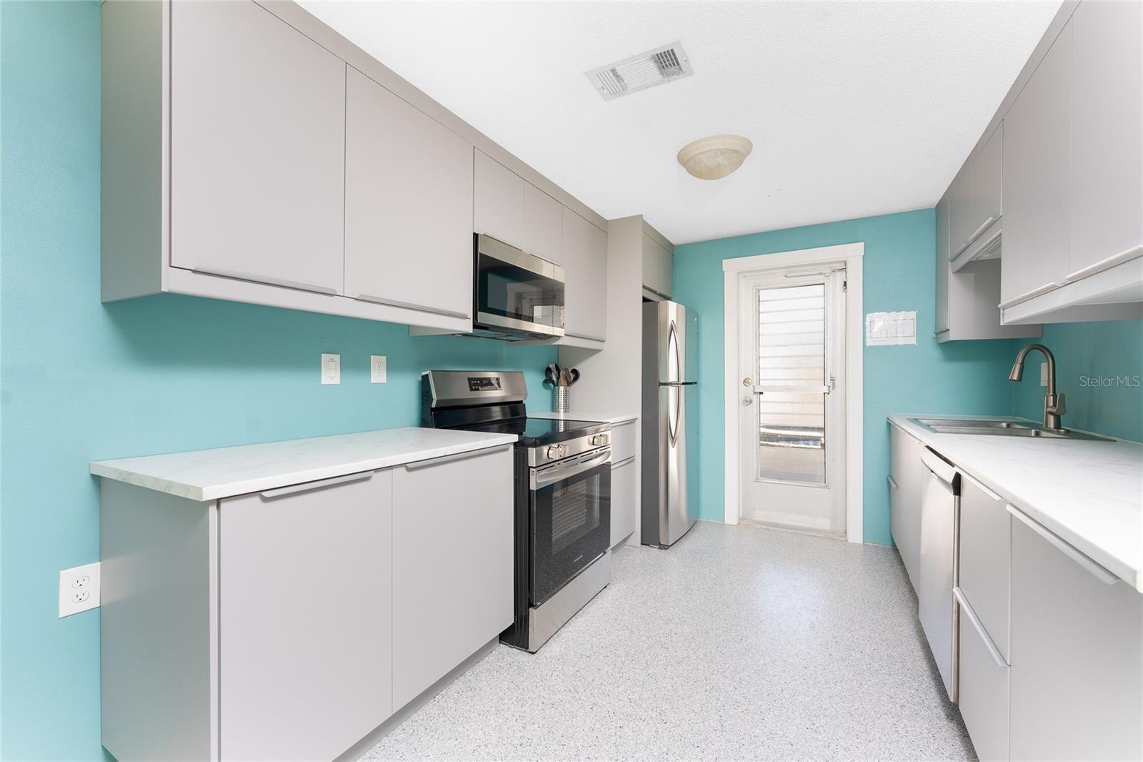 Listing photo id 19 for 1245 Gulf Boulevard