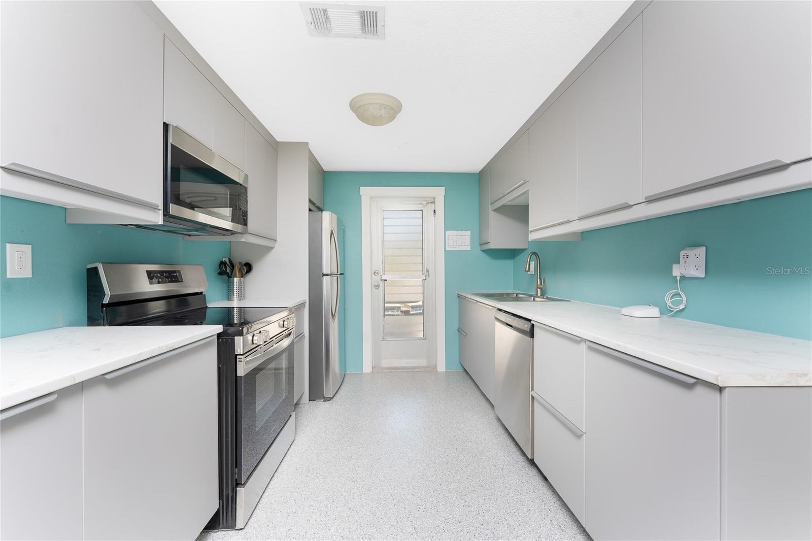 Listing photo id 21 for 1245 Gulf Boulevard