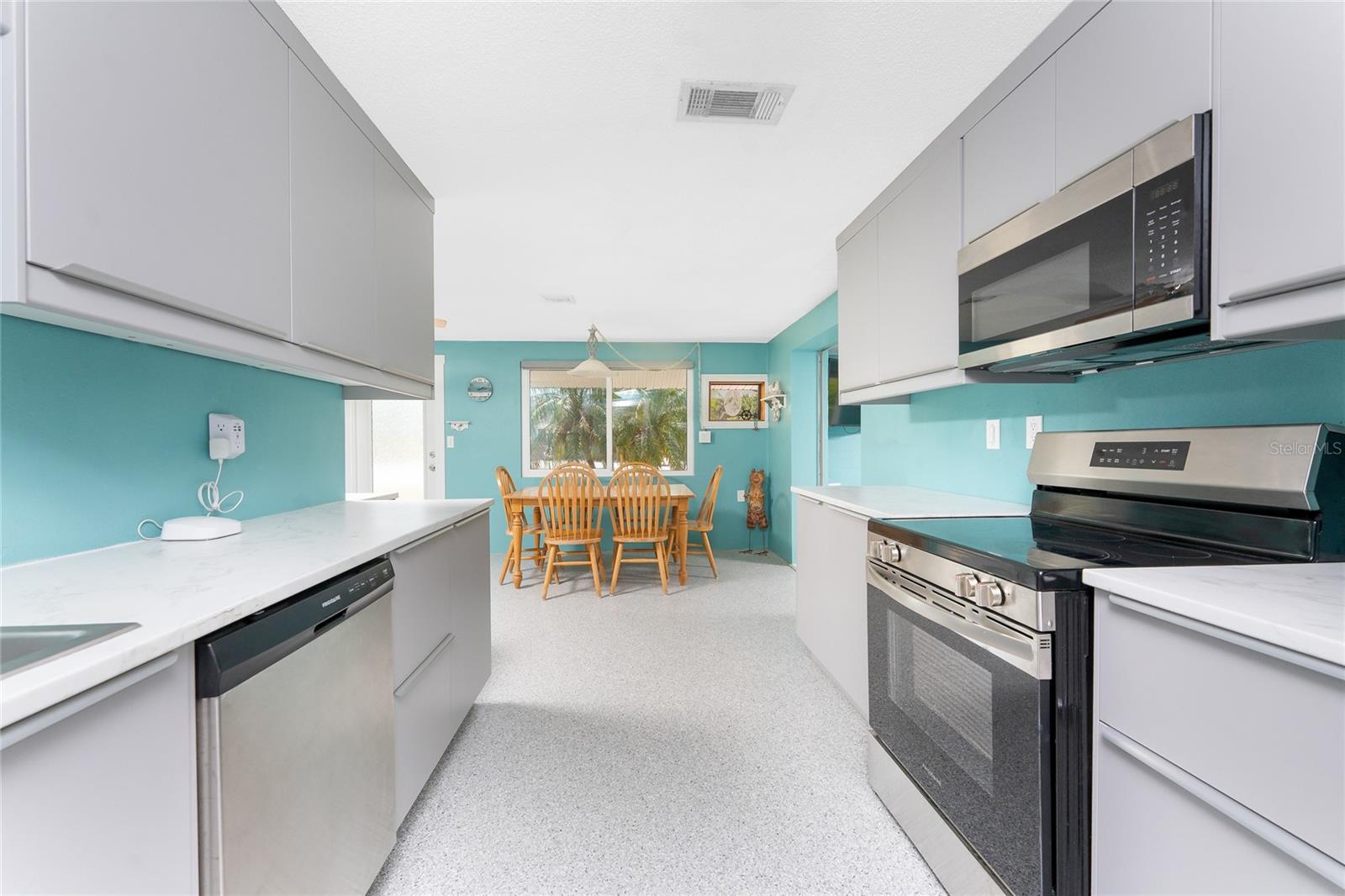 Listing photo id 24 for 1245 Gulf Boulevard