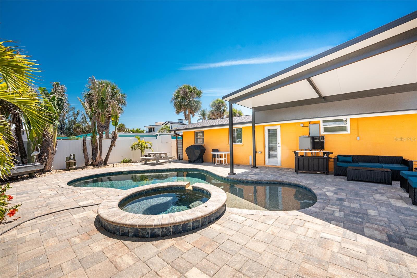 Listing photo id 47 for 1245 Gulf Boulevard