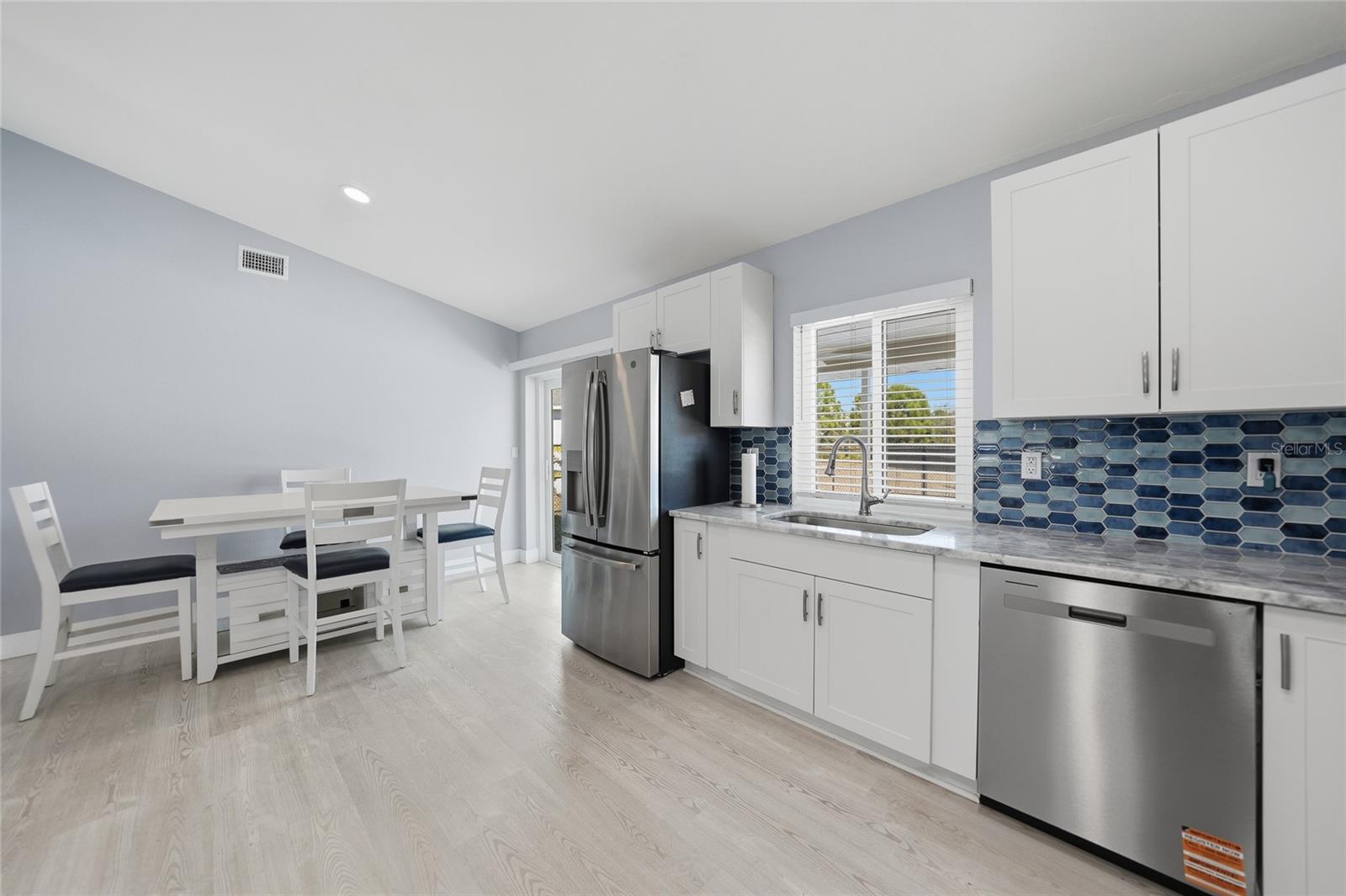 Listing photo id 10 for 6037 David Boulevard