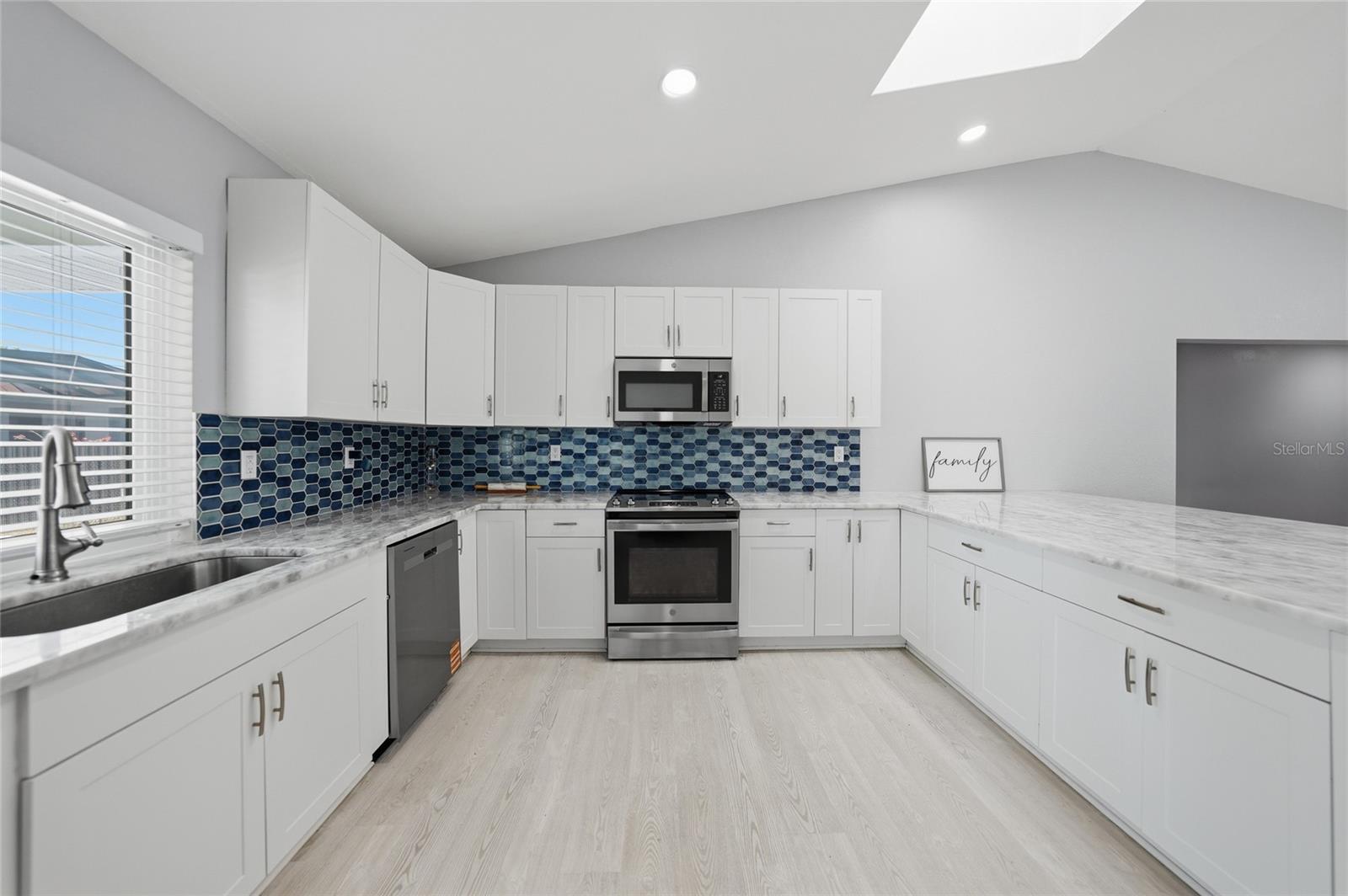 Listing photo id 11 for 6037 David Boulevard