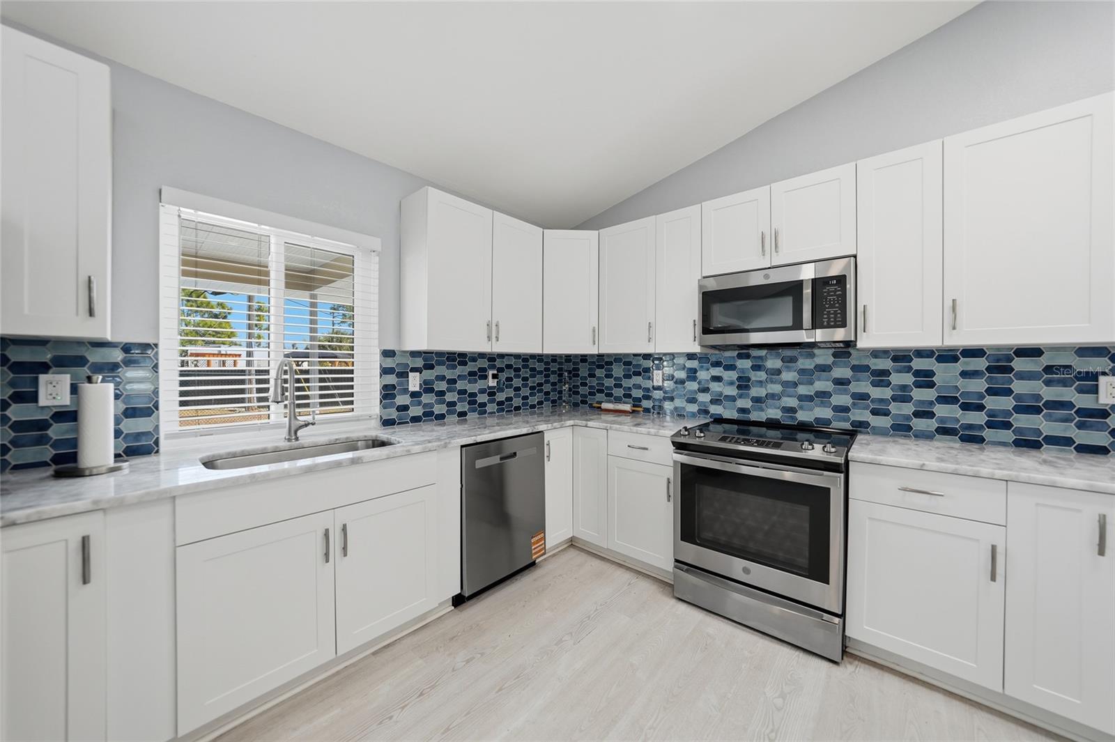 Listing photo id 12 for 6037 David Boulevard