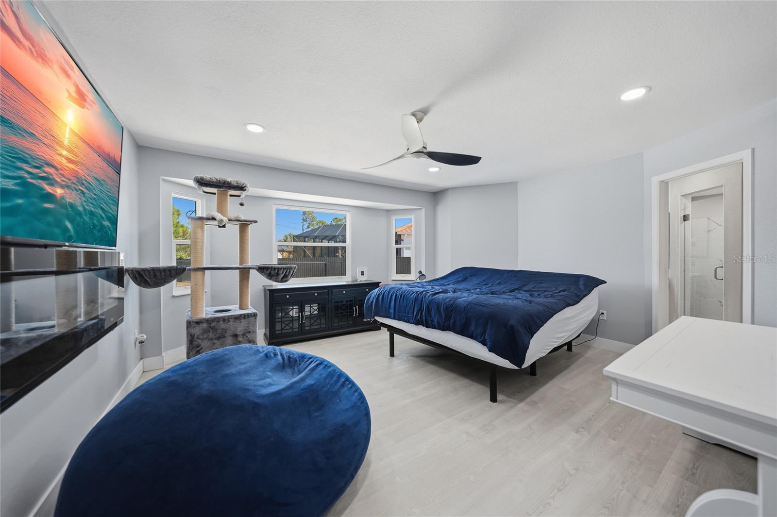 Listing photo id 13 for 6037 David Boulevard