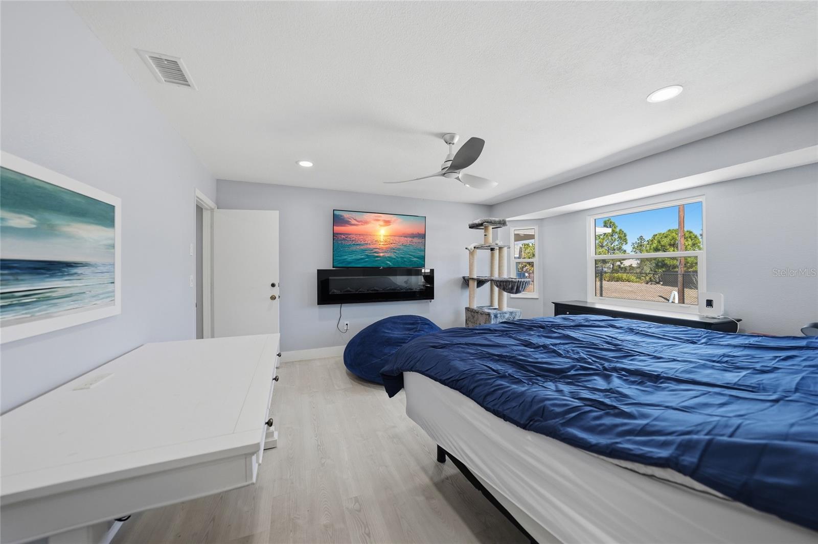 Listing photo id 14 for 6037 David Boulevard