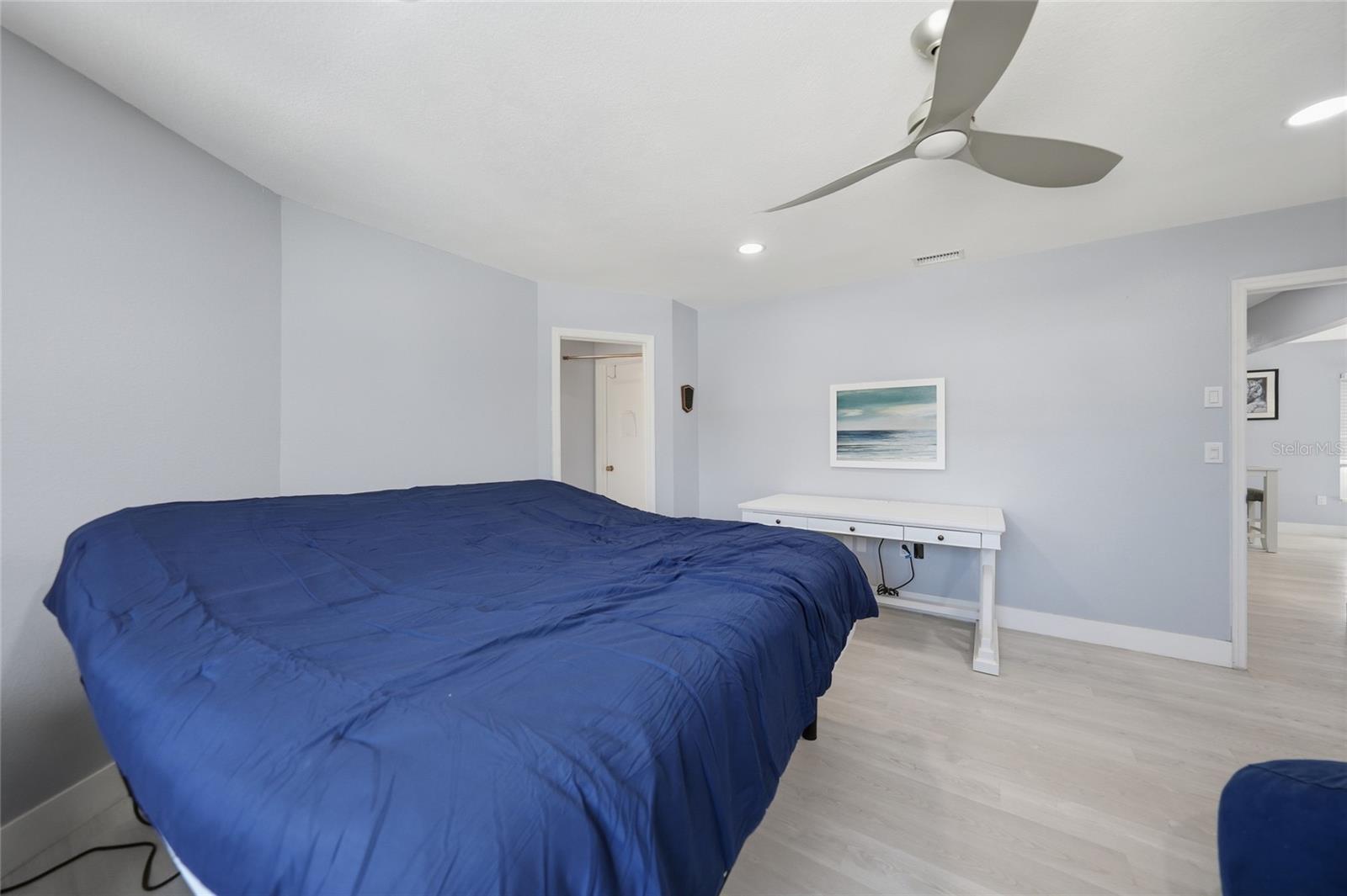 Listing photo id 15 for 6037 David Boulevard