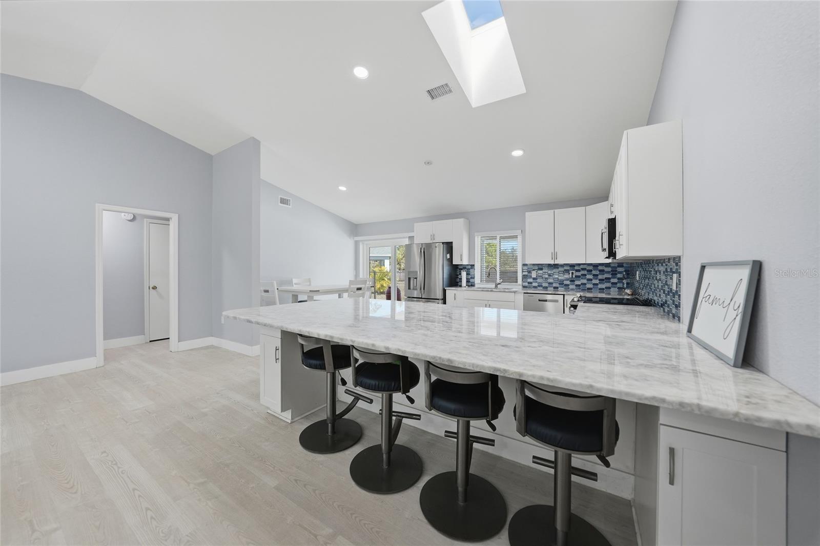 Listing photo id 0 for 6037 David Boulevard