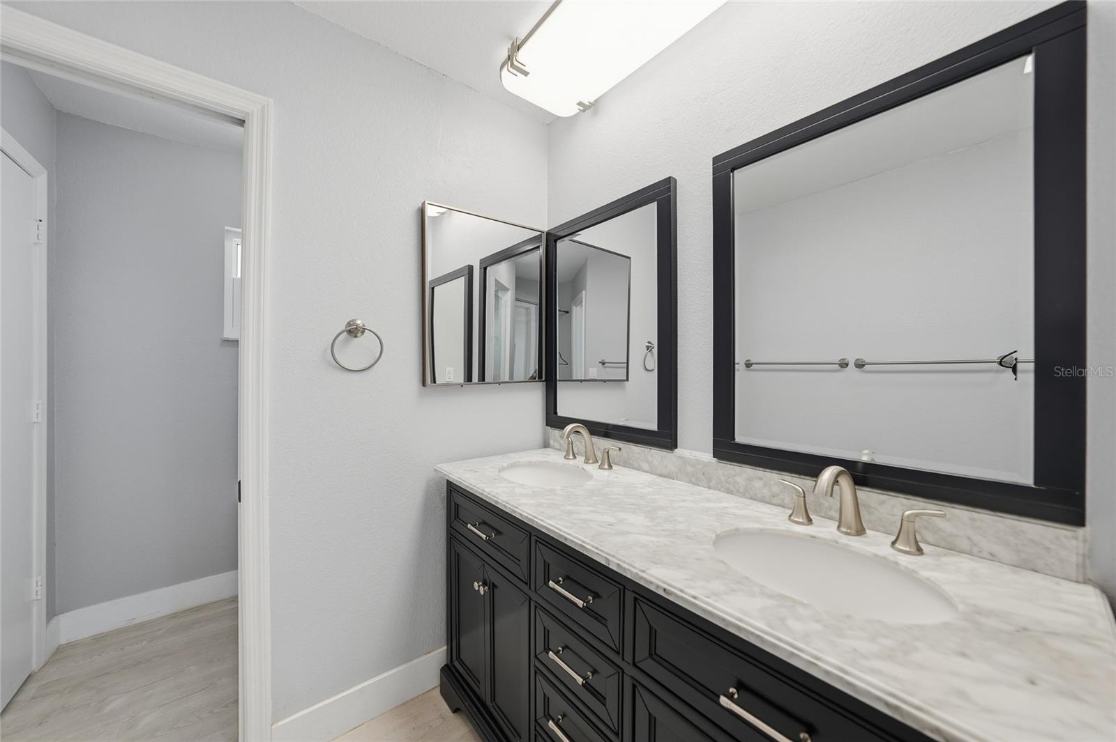 Listing photo id 20 for 6037 David Boulevard