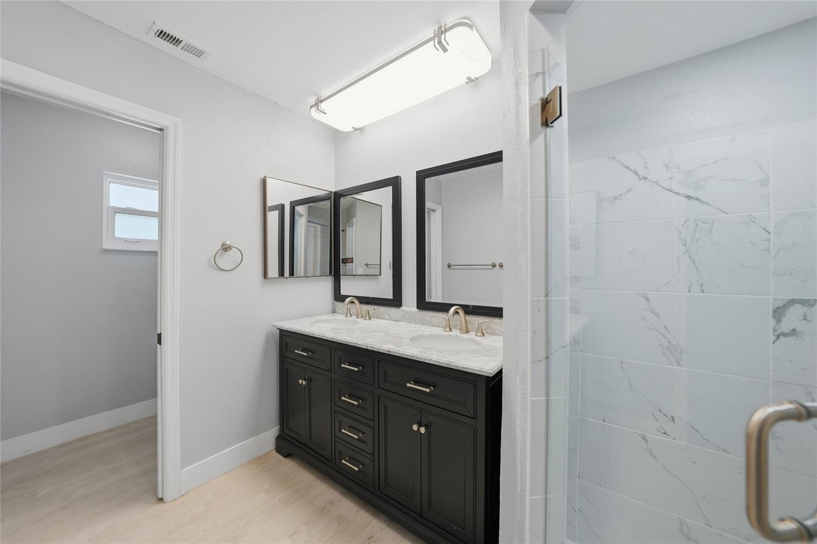 Listing photo id 21 for 6037 David Boulevard