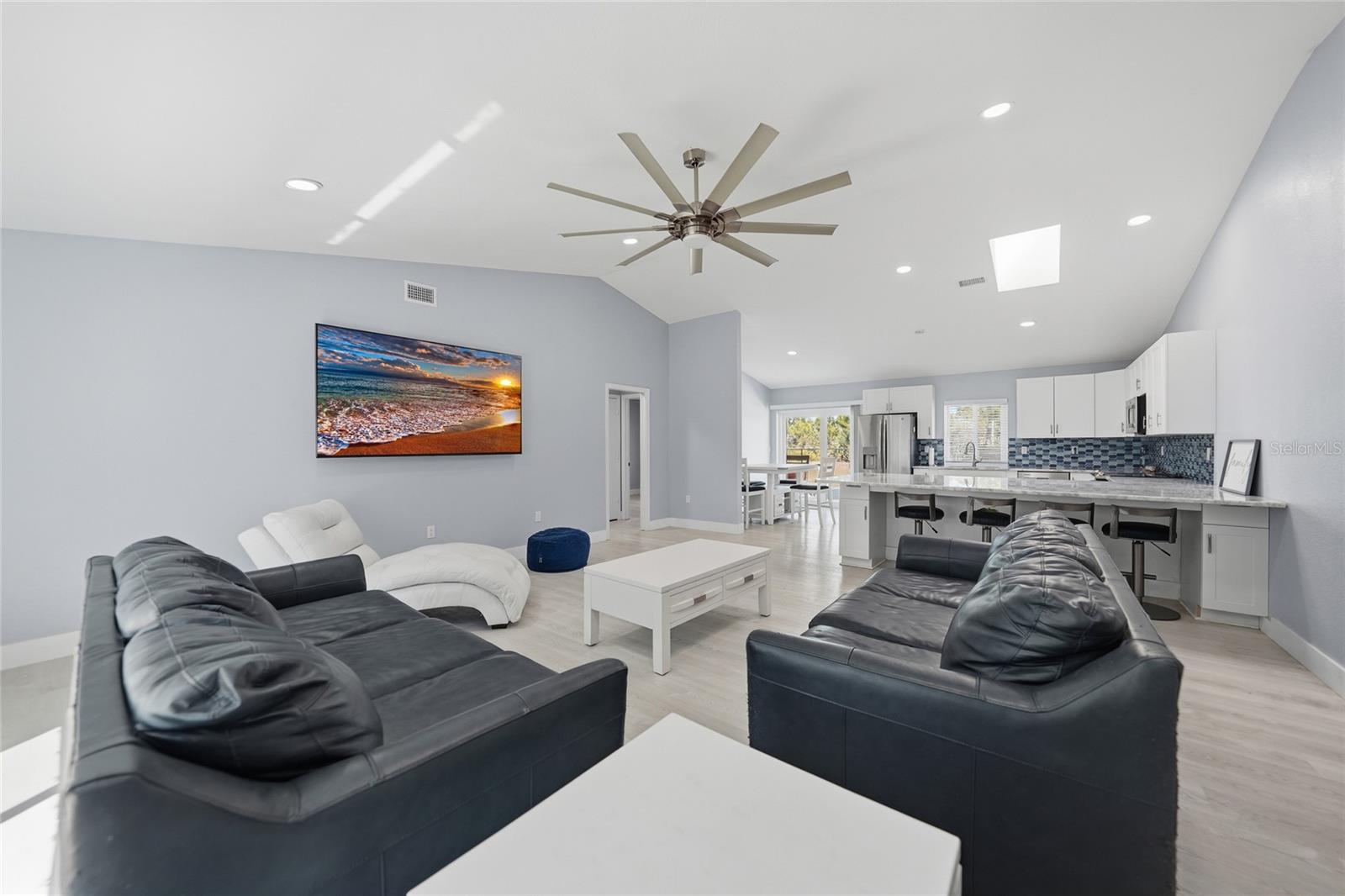 Listing photo id 1 for 6037 David Boulevard