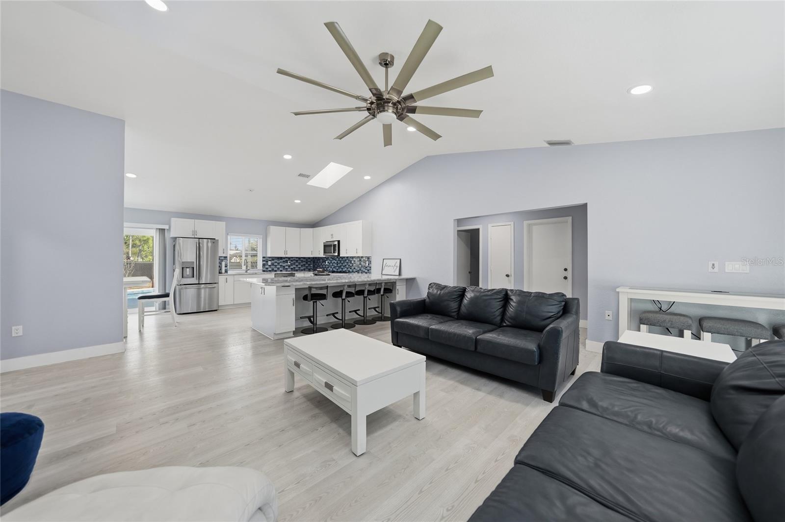 Listing photo id 2 for 6037 David Boulevard