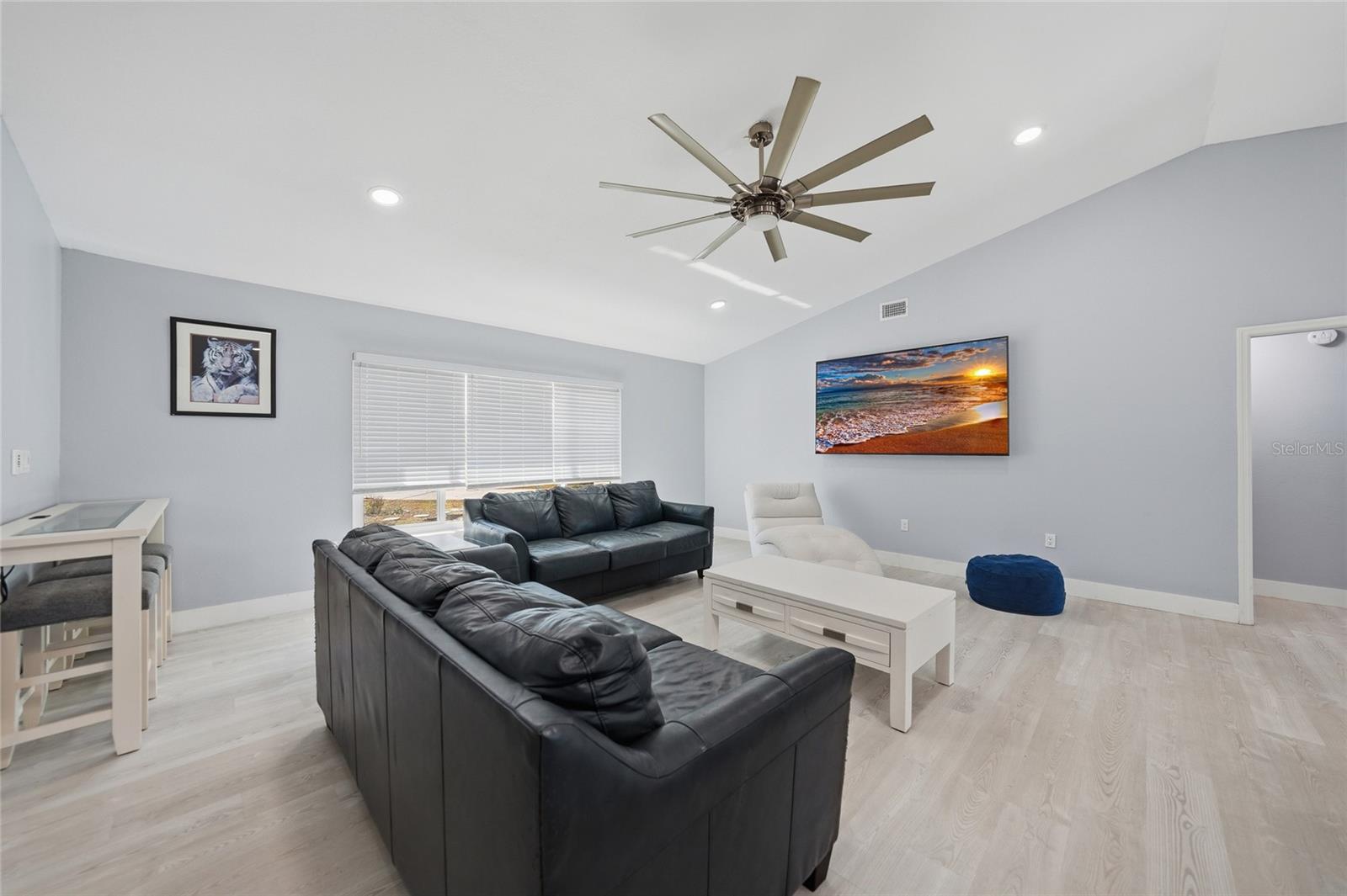 Listing photo id 3 for 6037 David Boulevard