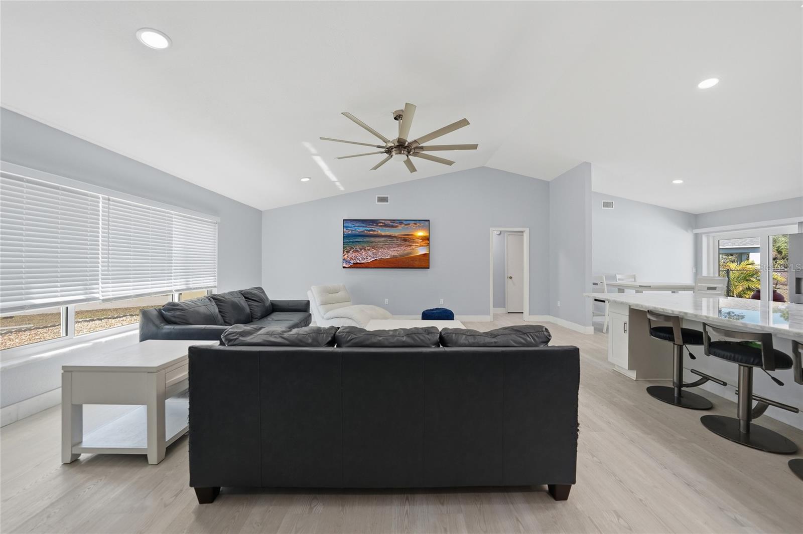 Listing photo id 4 for 6037 David Boulevard