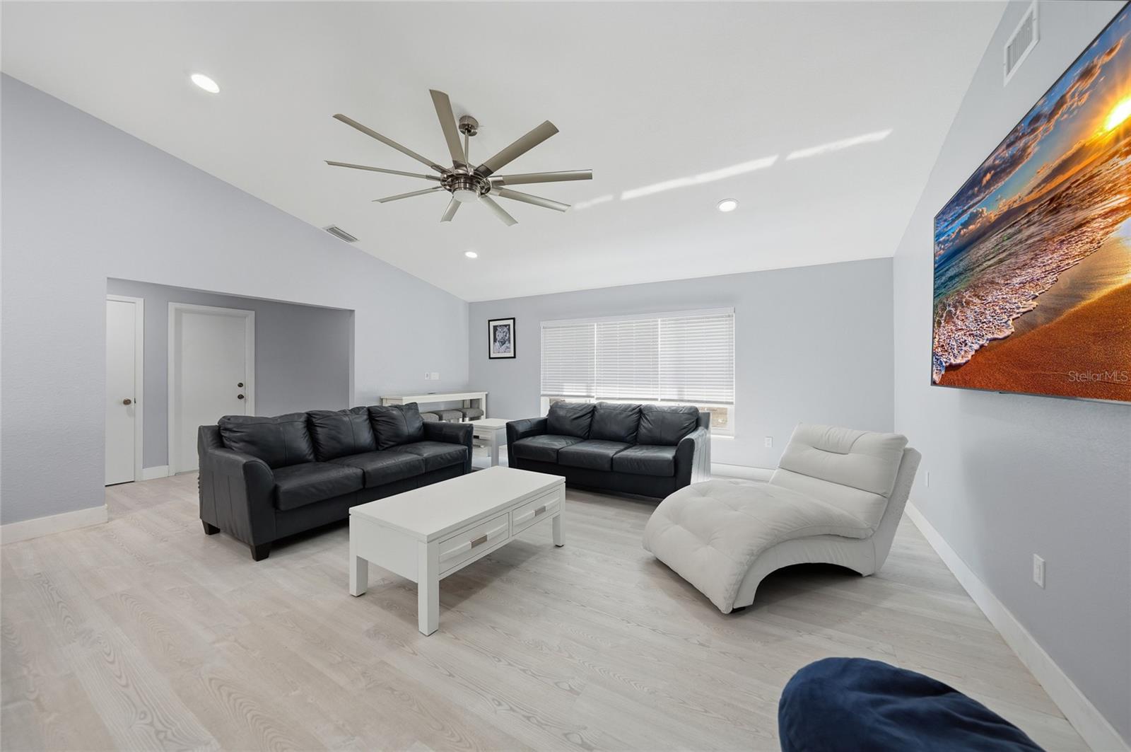 Listing photo id 6 for 6037 David Boulevard