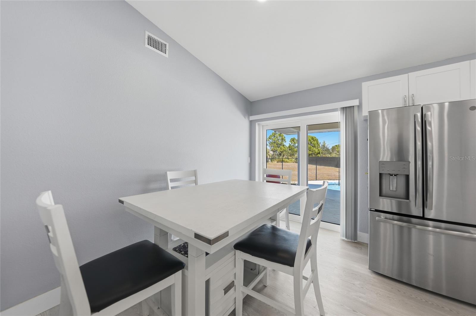 Listing photo id 7 for 6037 David Boulevard