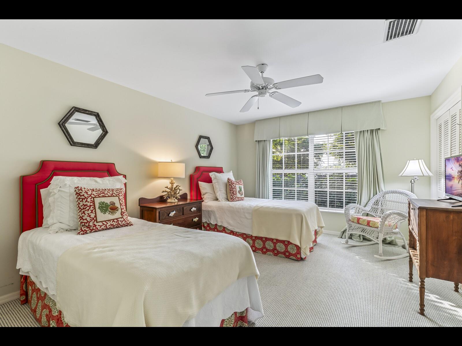 Image 12 of 39 For 252 Waterways Avenue