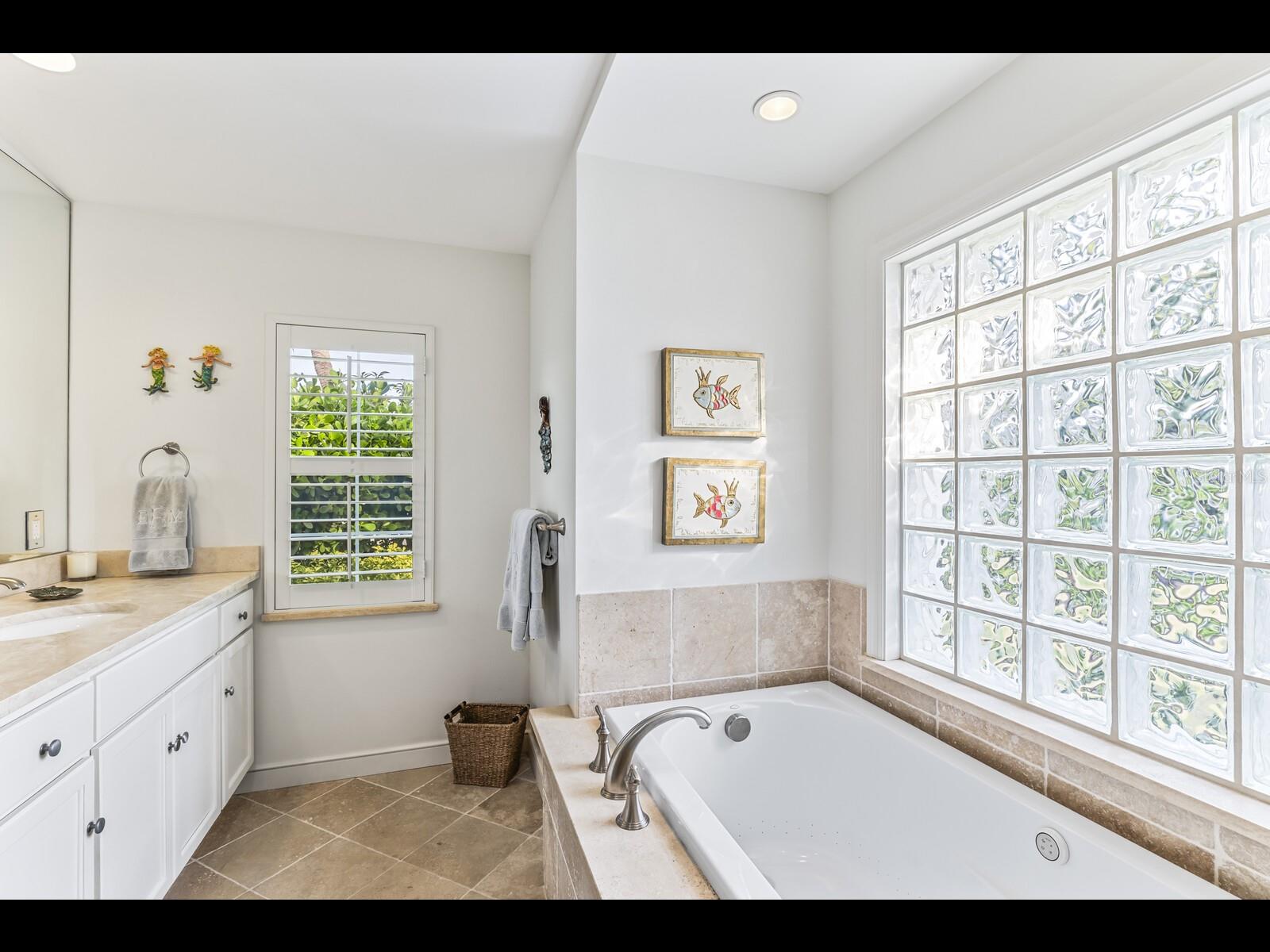 Image 18 of 39 For 252 Waterways Avenue