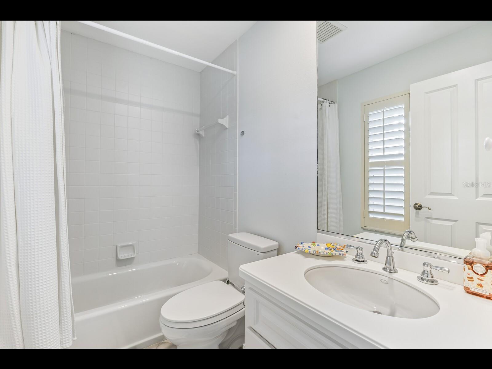 Image 21 of 39 For 252 Waterways Avenue