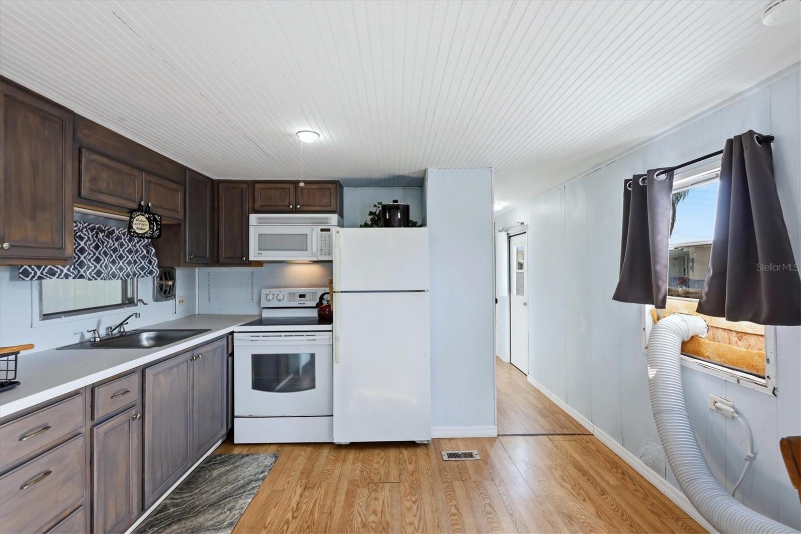 Listing photo id 9 for 1891 Englewood Road 43